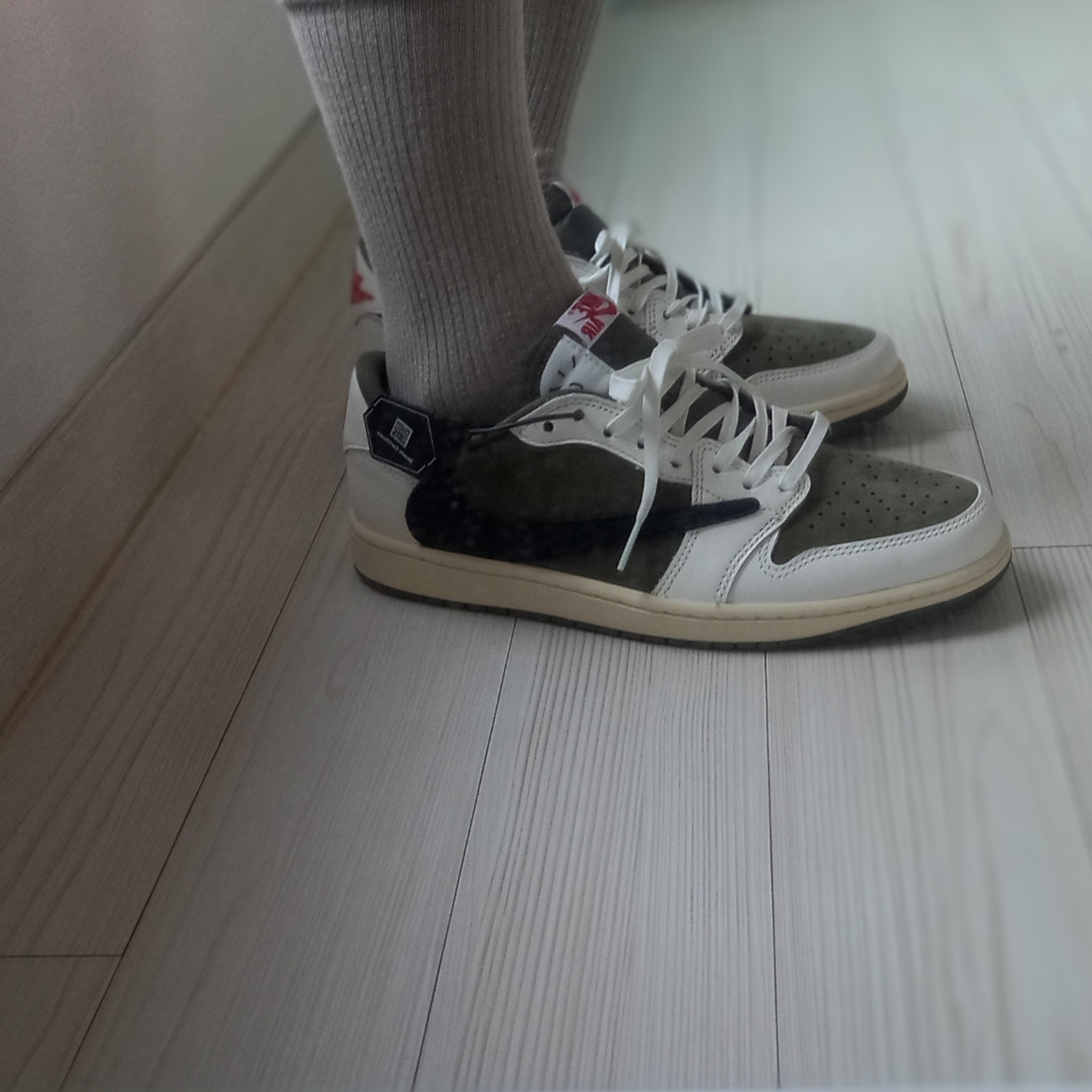 Jordan 1 x Travis Scott Retro Low OG SP Reverse Olive 착용 스타일 - 9