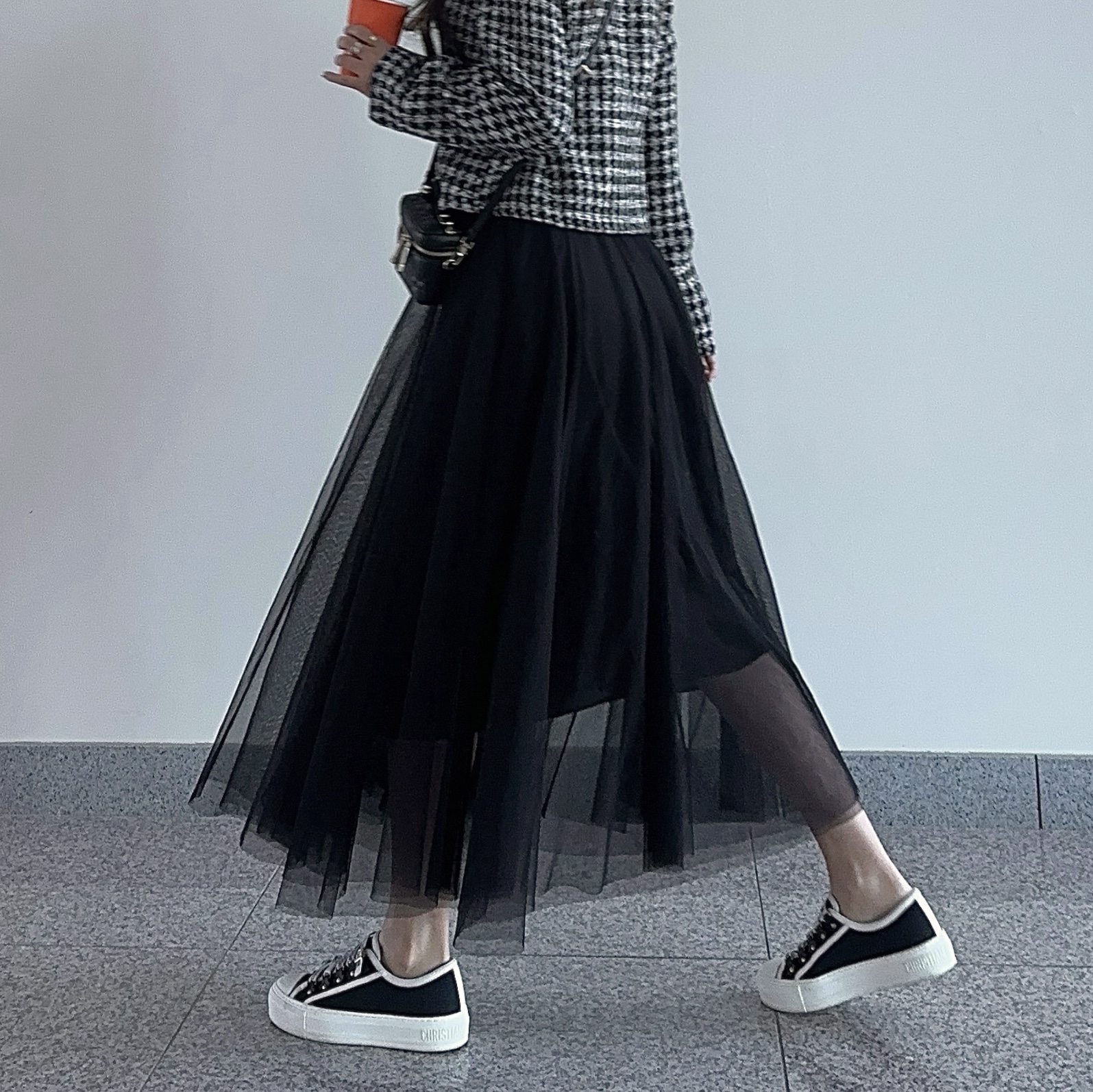 (W) Dior Walk'N'Dior Sneakers Canvas Black 착용 스타일