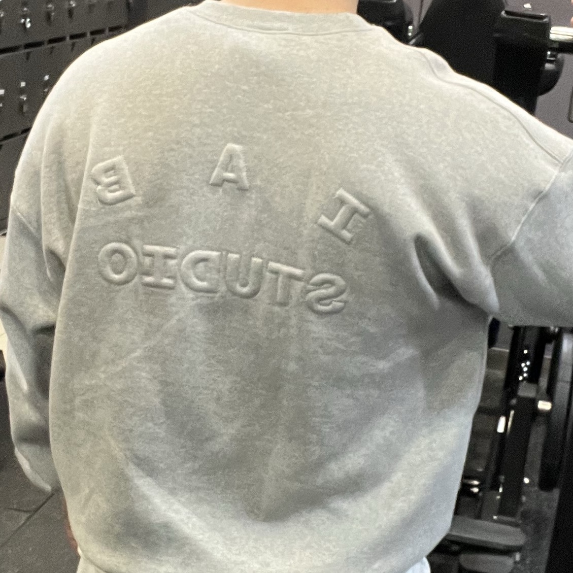 IAB Studio Embossed Sweatshirt Gray 착용 스타일