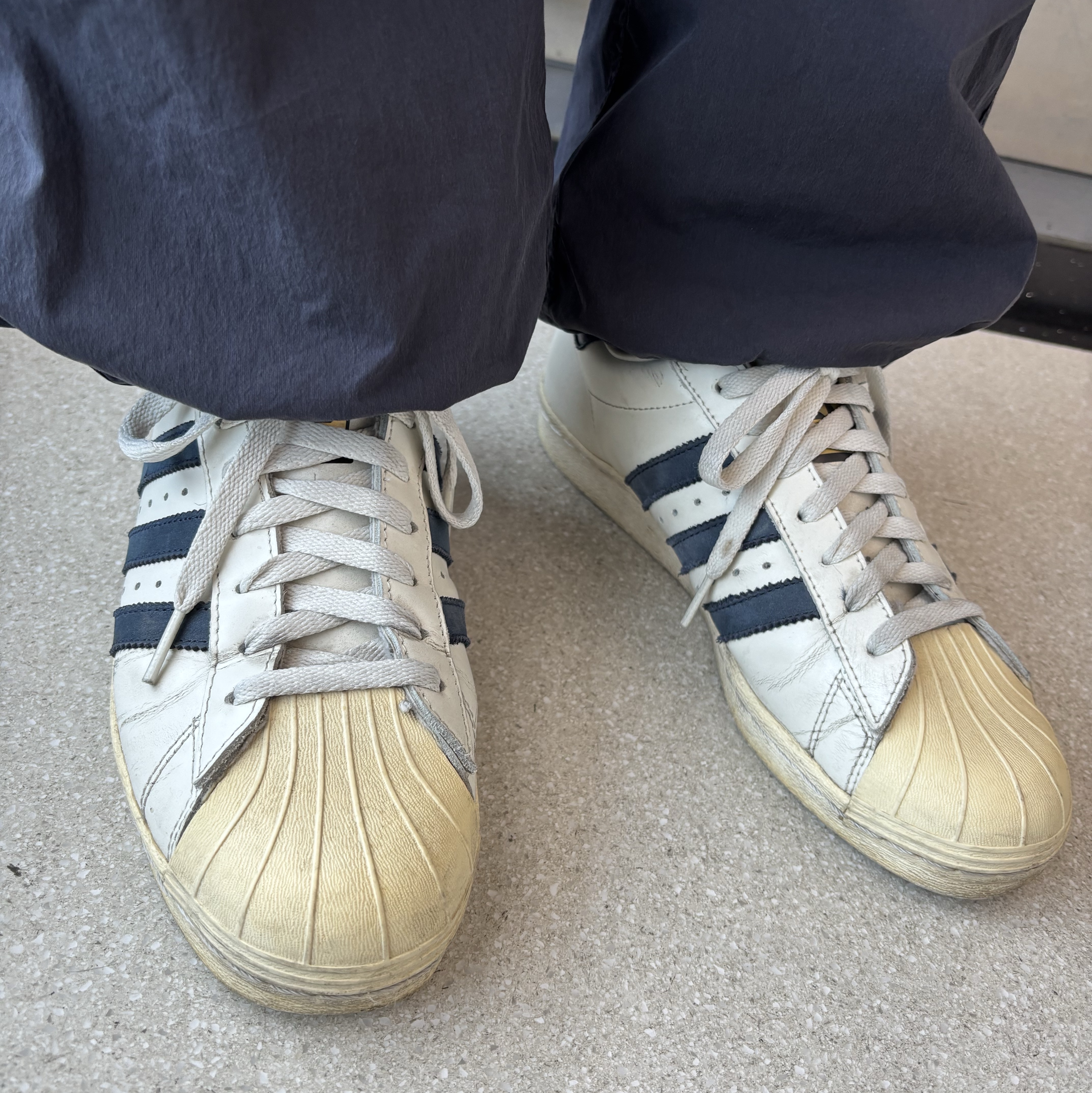 Adidas Superstar 82 White Dark Blue 착용 스타일 - 2