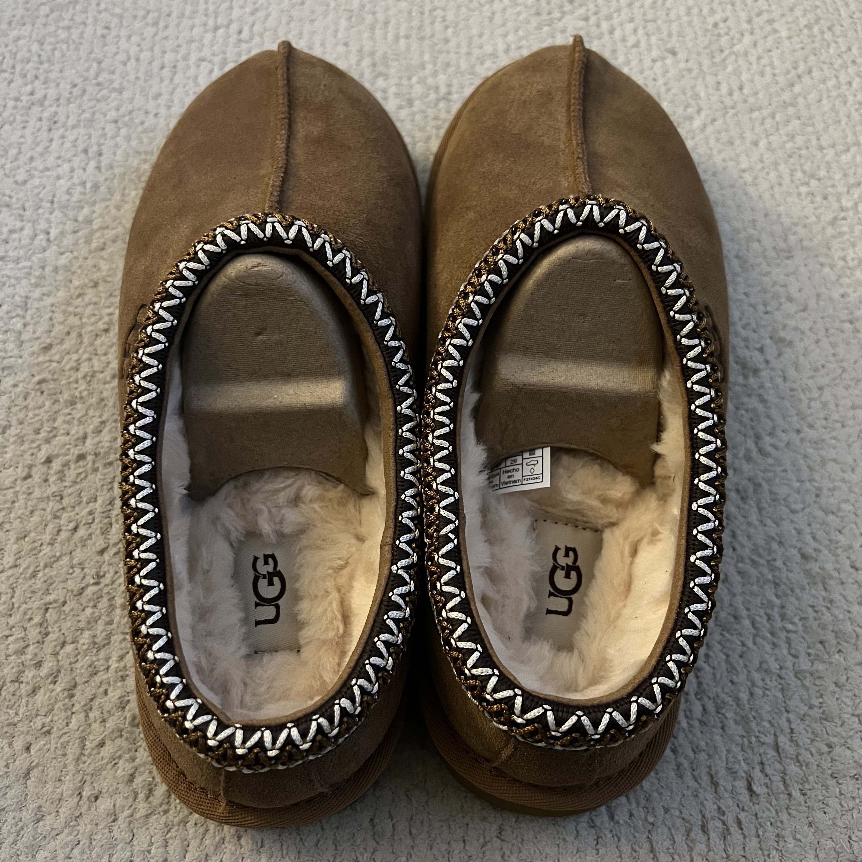 UGG Tasman Slipper Chestnut 착용 스타일 - 2
