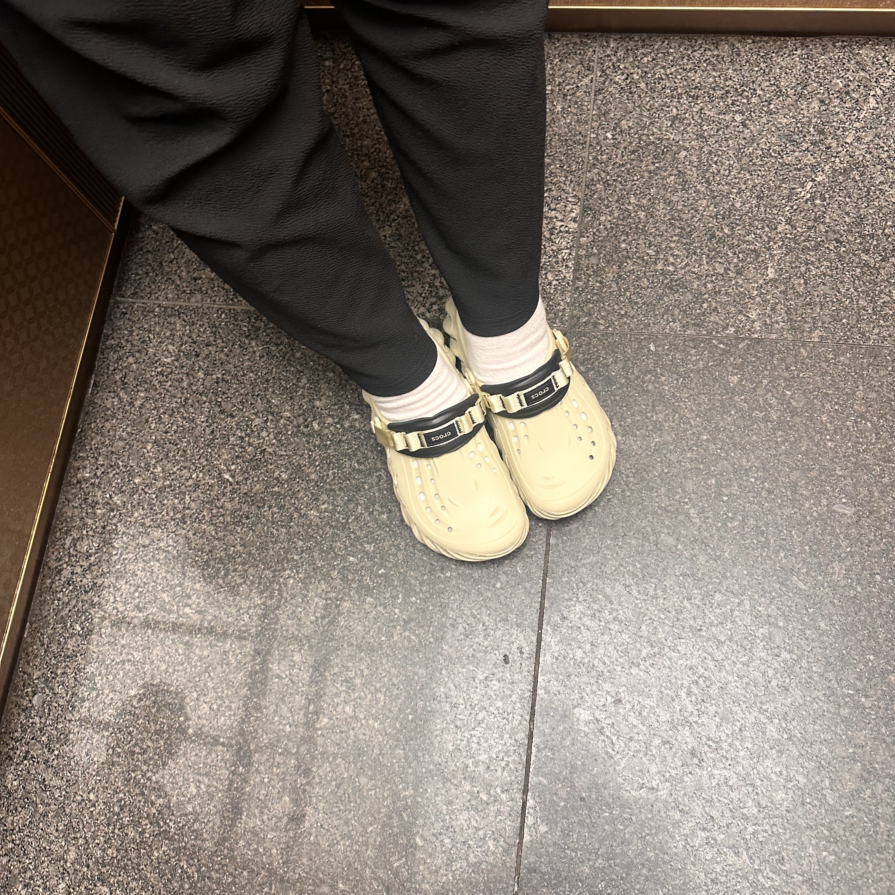 Crocs Echo Clog Bone Black 착용 스타일