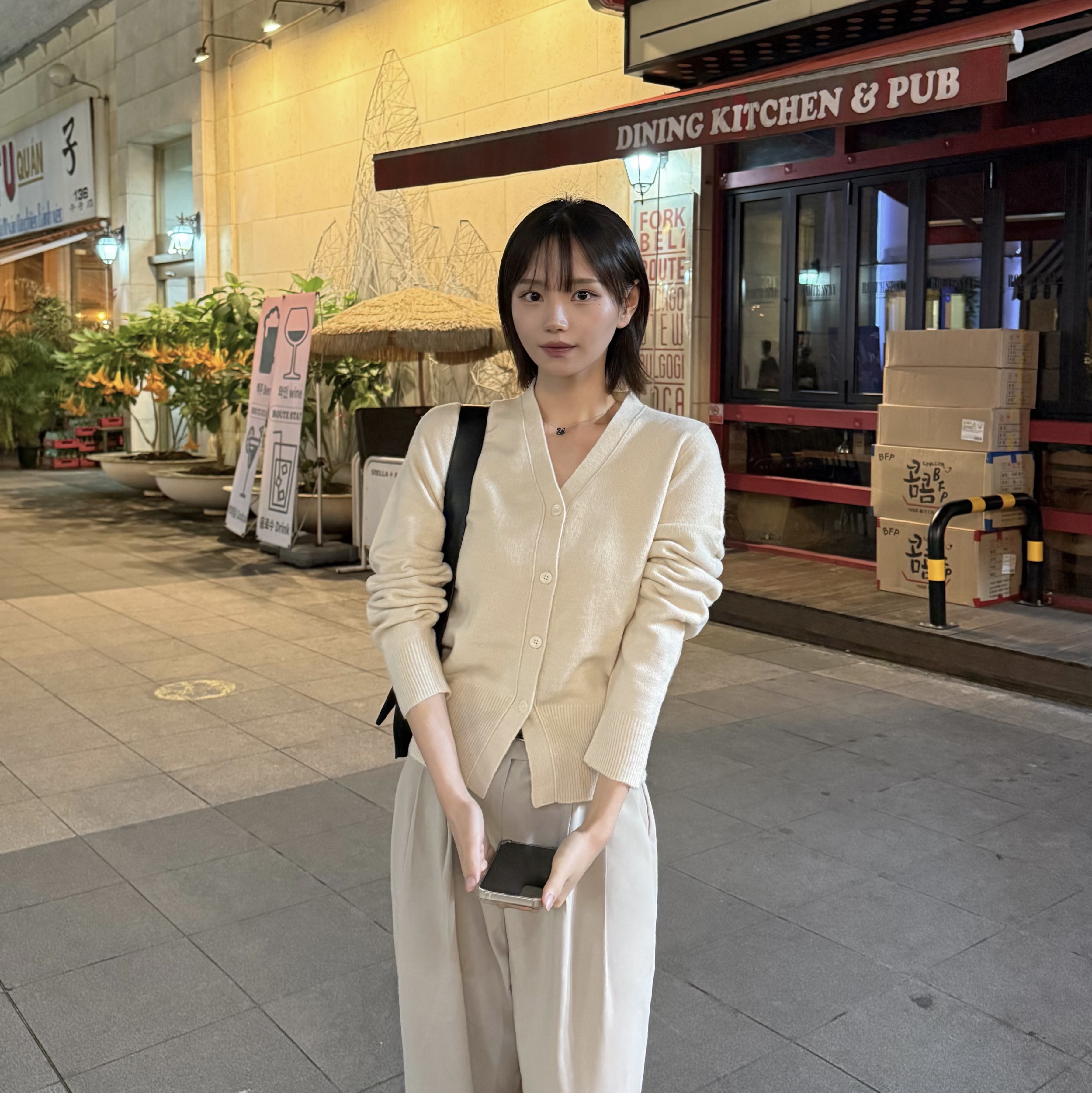 Matin Kim Mini Buckle Bag Black 착용 스타일 - 1