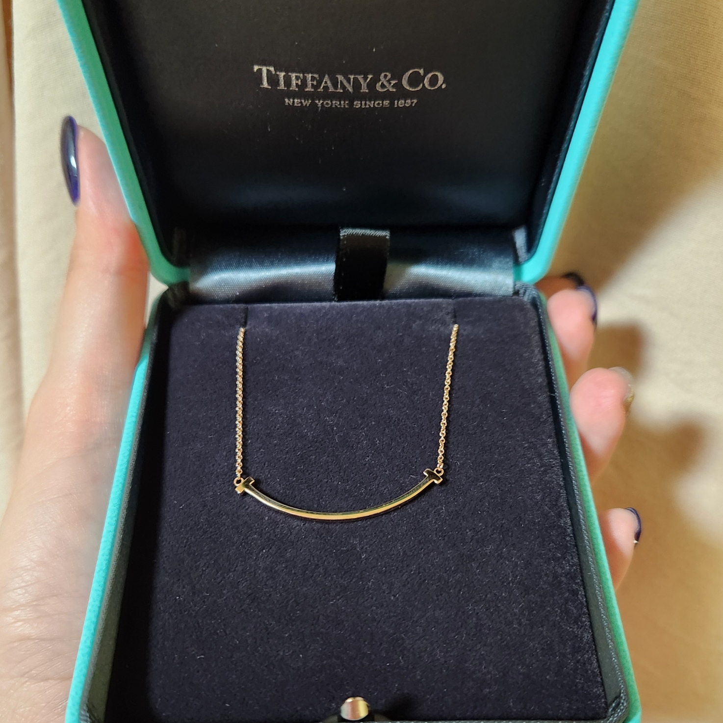 Tiffany & Co. Tiffany T Smile Pendant Small Rose Gold, Play Comme des Garcons Striped Black Heart Shirt Blue 착용 스타일 - 2