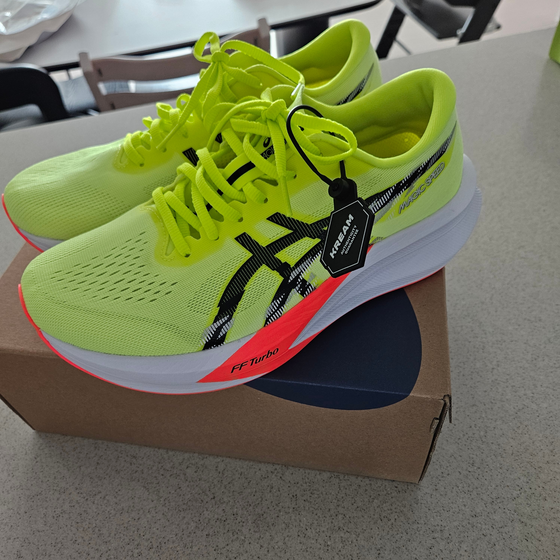 Asics Magic Speed 4 Safety Yellow Black - 2E Wide 착용 스타일