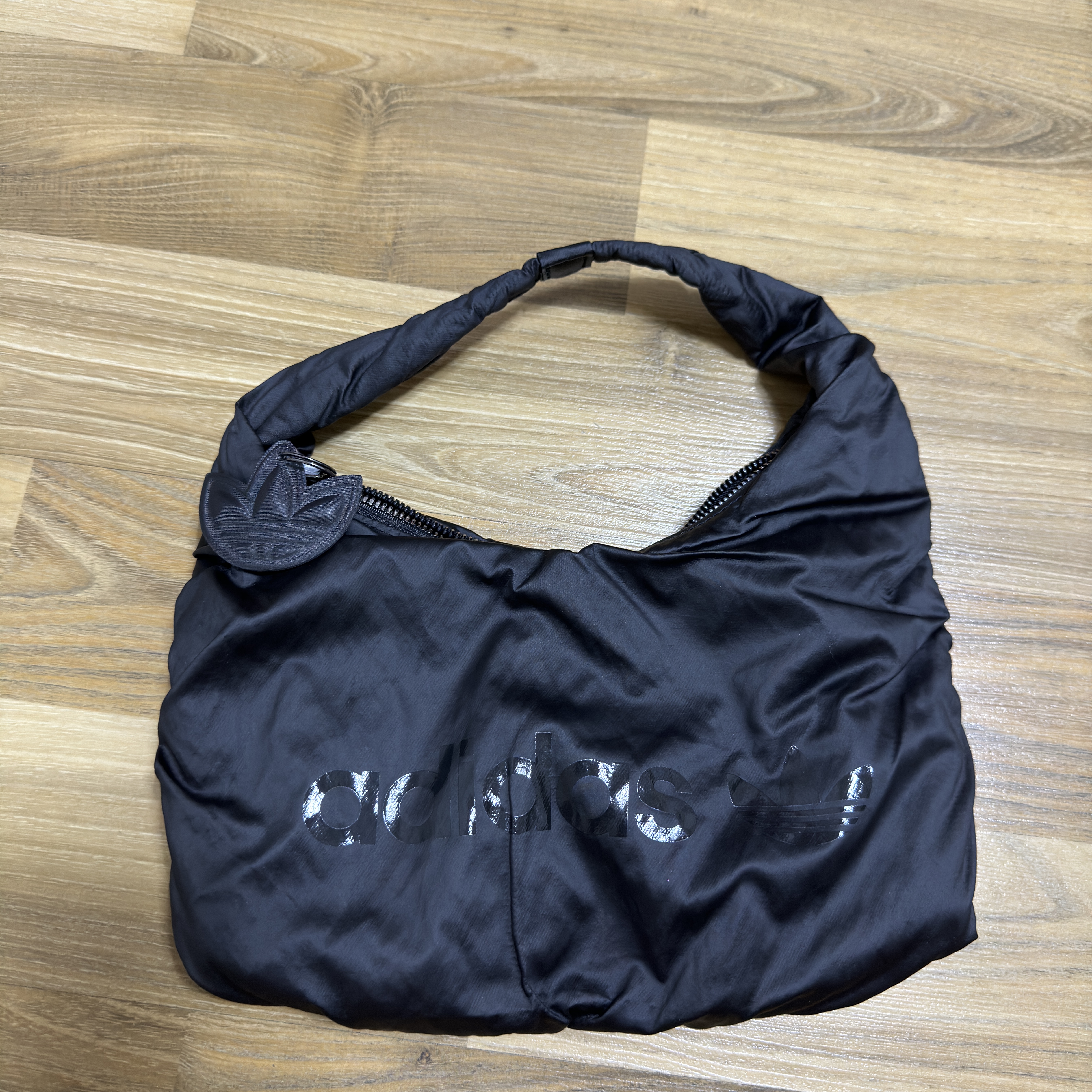 Adidas Satin Small Shoulder Bag Black 착용 스타일