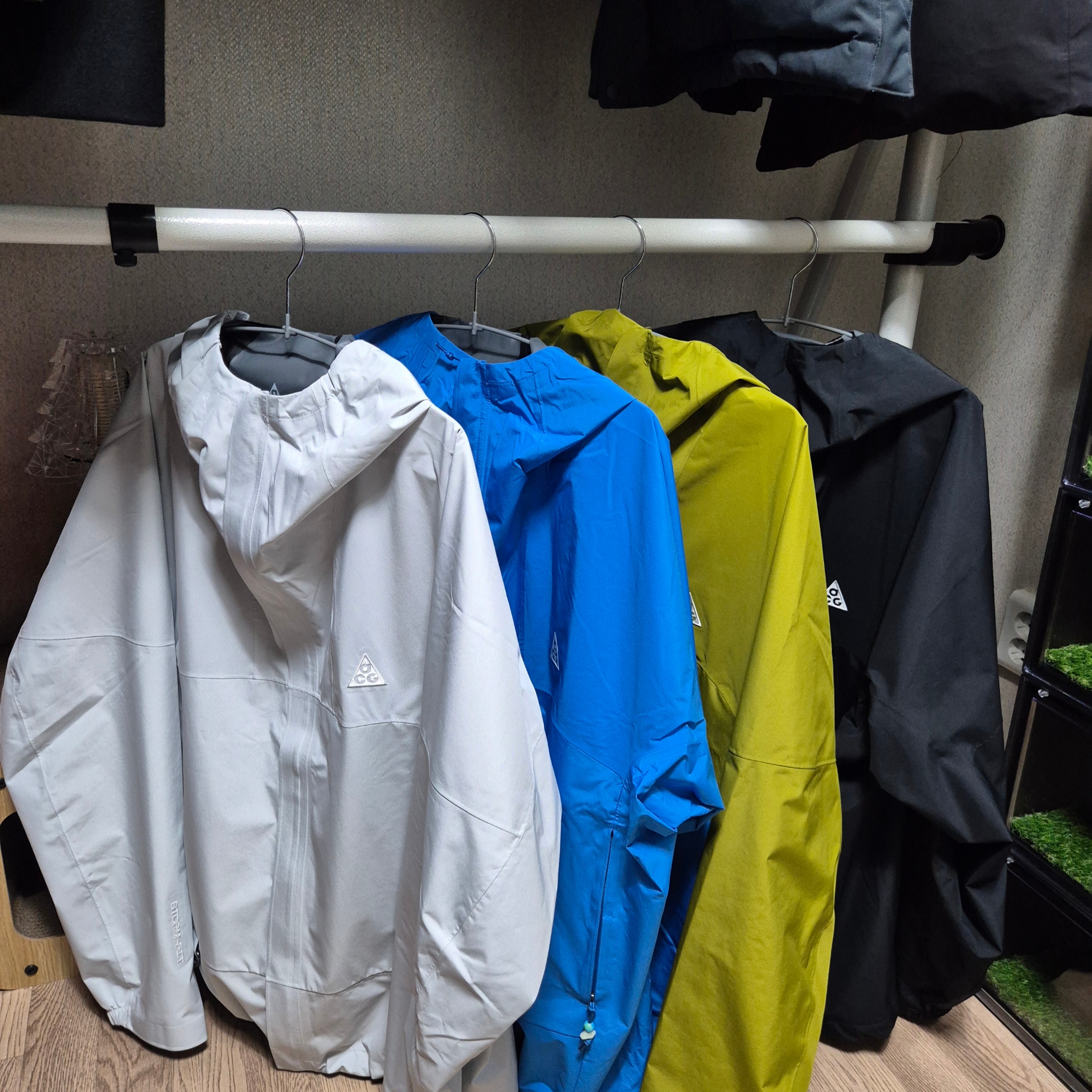 Nike ACG Storm-Fit ADV Cascade Rains Full Zip Jacket Photon Dust - Asia, Nike ACG Storm-Fit ADV Cascade Rains Full Zip Jacket Light Photo Blue Summit White - Asia 착용 스타일 - 2