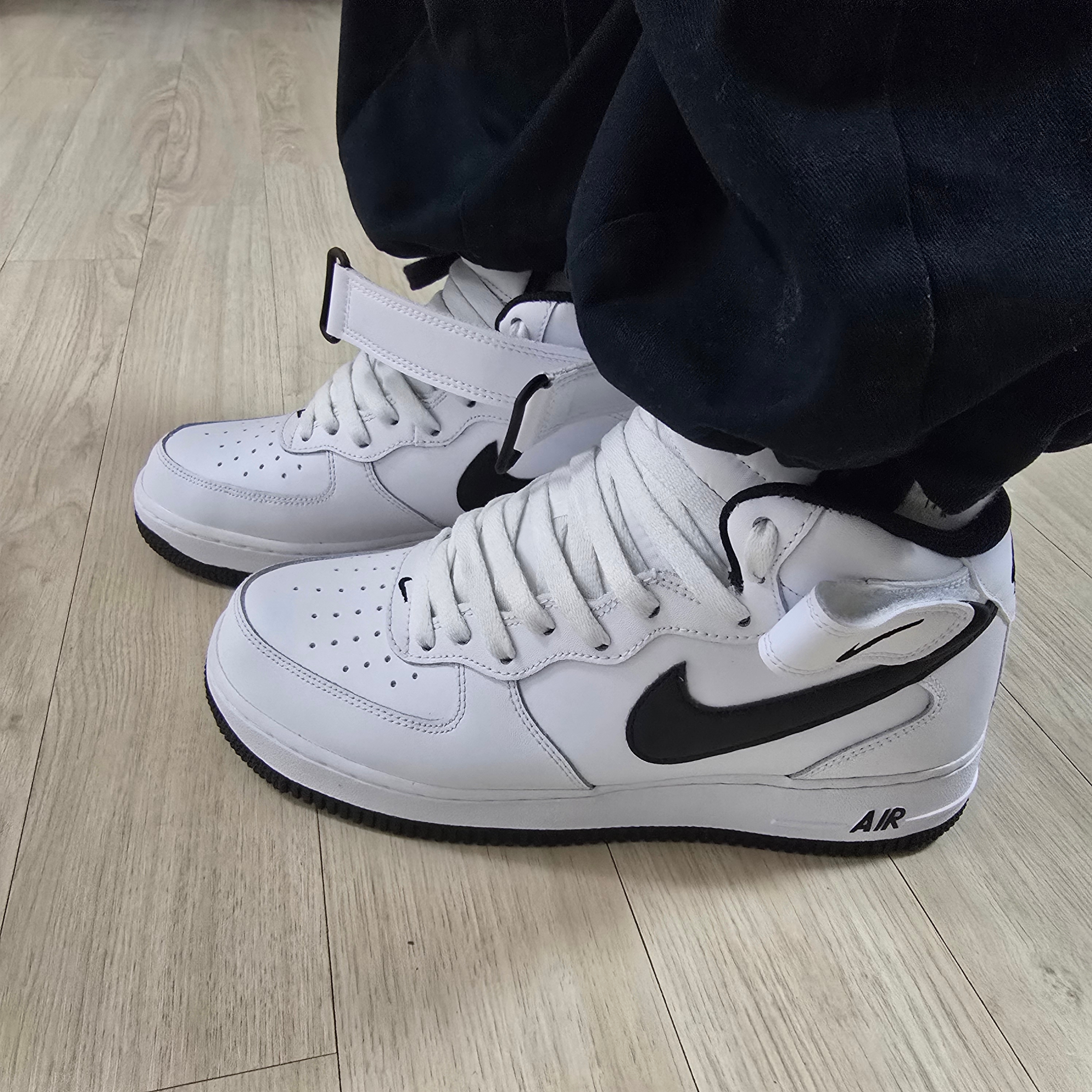 Nike Air Force 1 Mid '07 White Black 착용 스타일 - 2