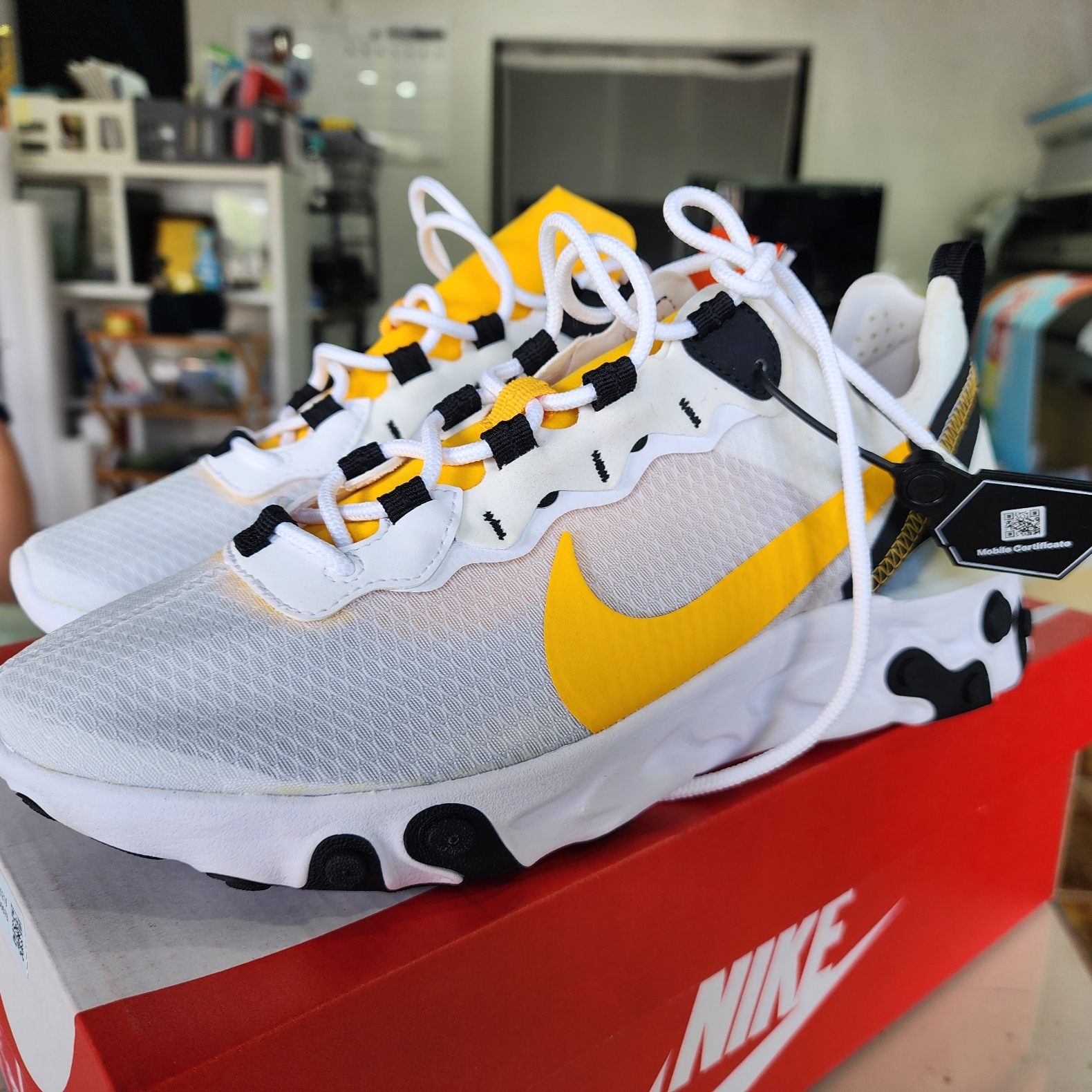 Nike React Element 55 University Gold 착용 스타일 - 3