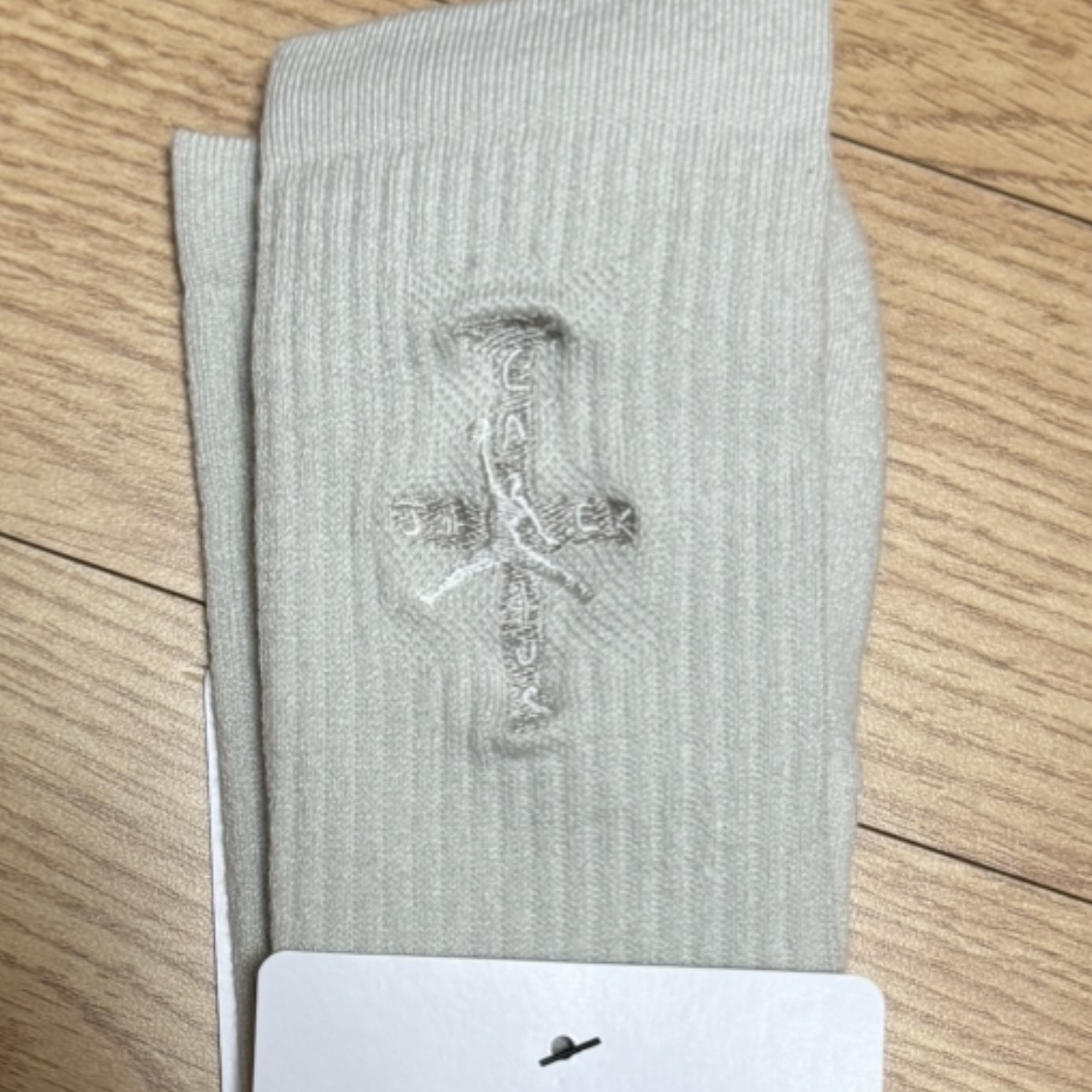 Jordan x Travis Scott Cushioned Crew Socks Light Bone 착용 스타일