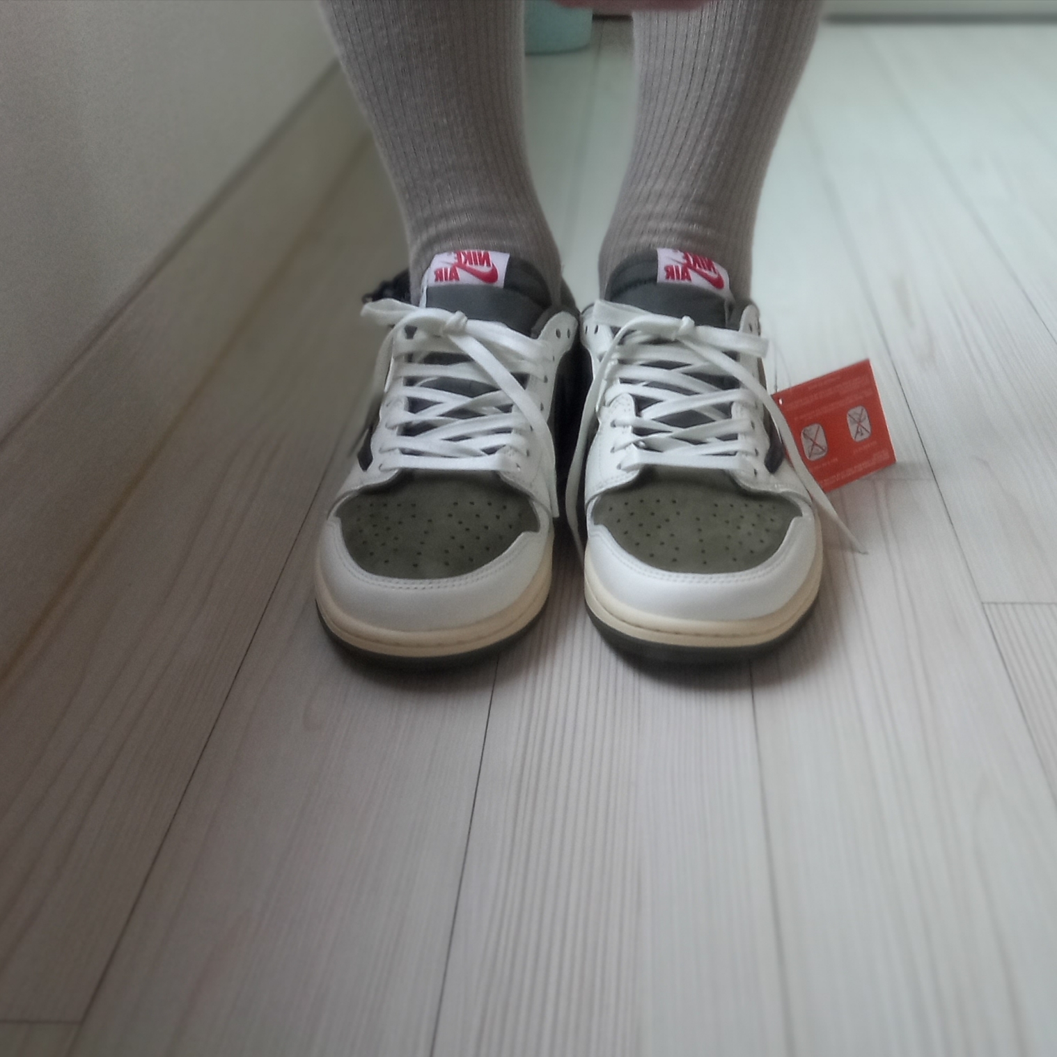 Jordan 1 x Travis Scott Retro Low OG SP Reverse Olive 착용 스타일 - 10