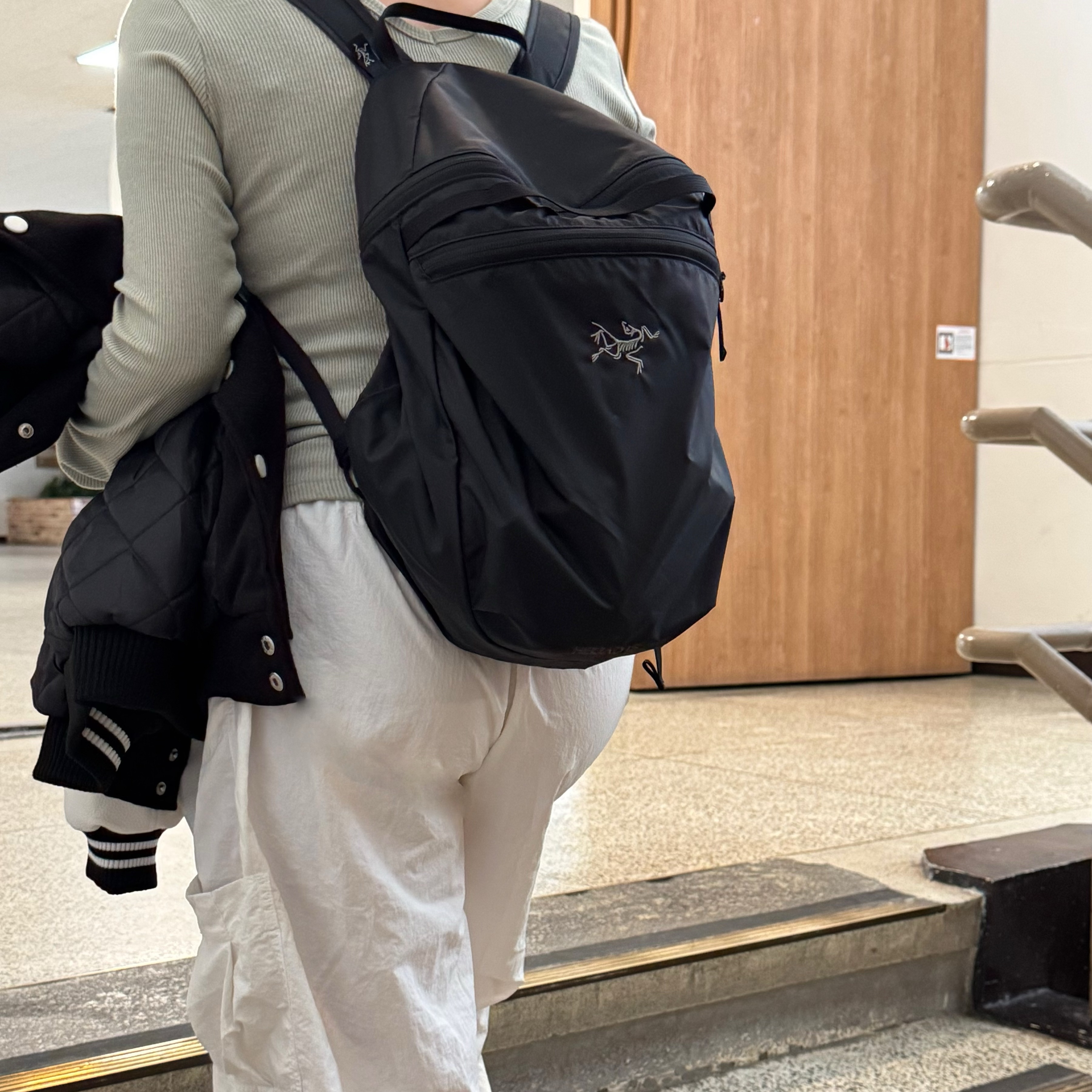 Arc'teryx Heliad 15 Backpack Black 착용 스타일