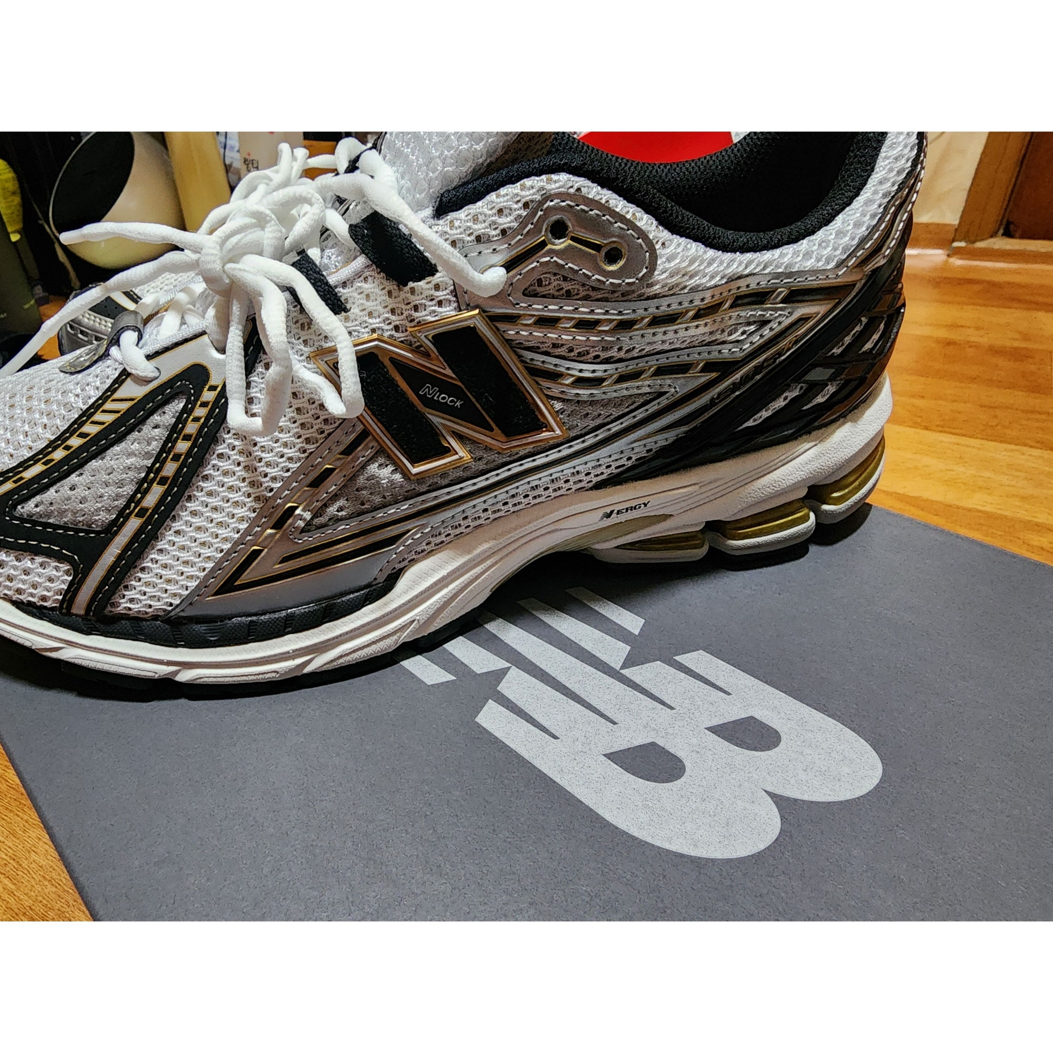 New Balance 1906R White Gold 착용 스타일