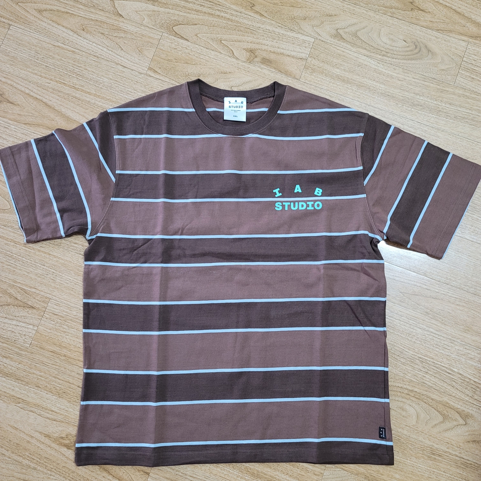 IAB Studio Striped T-Shirt Brown 착용 스타일 - 1