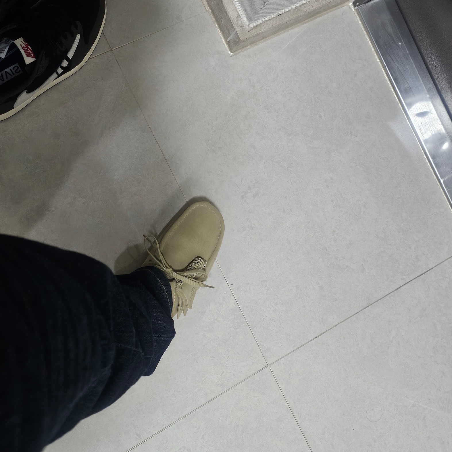 Clarks Wallabee Gore-Tex Maple Suede 착용 스타일 - 3