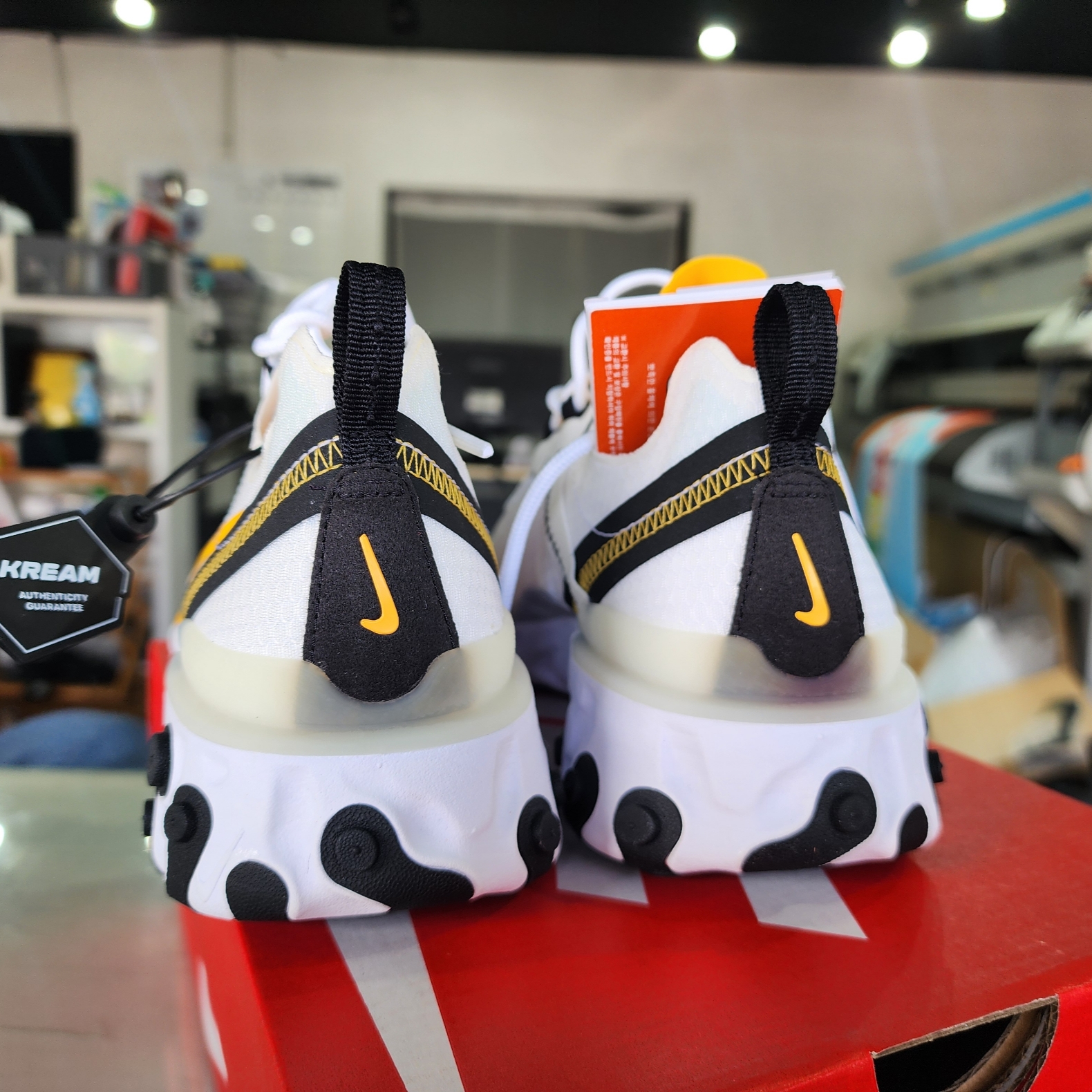 Nike React Element 55 University Gold 착용 스타일 - 2