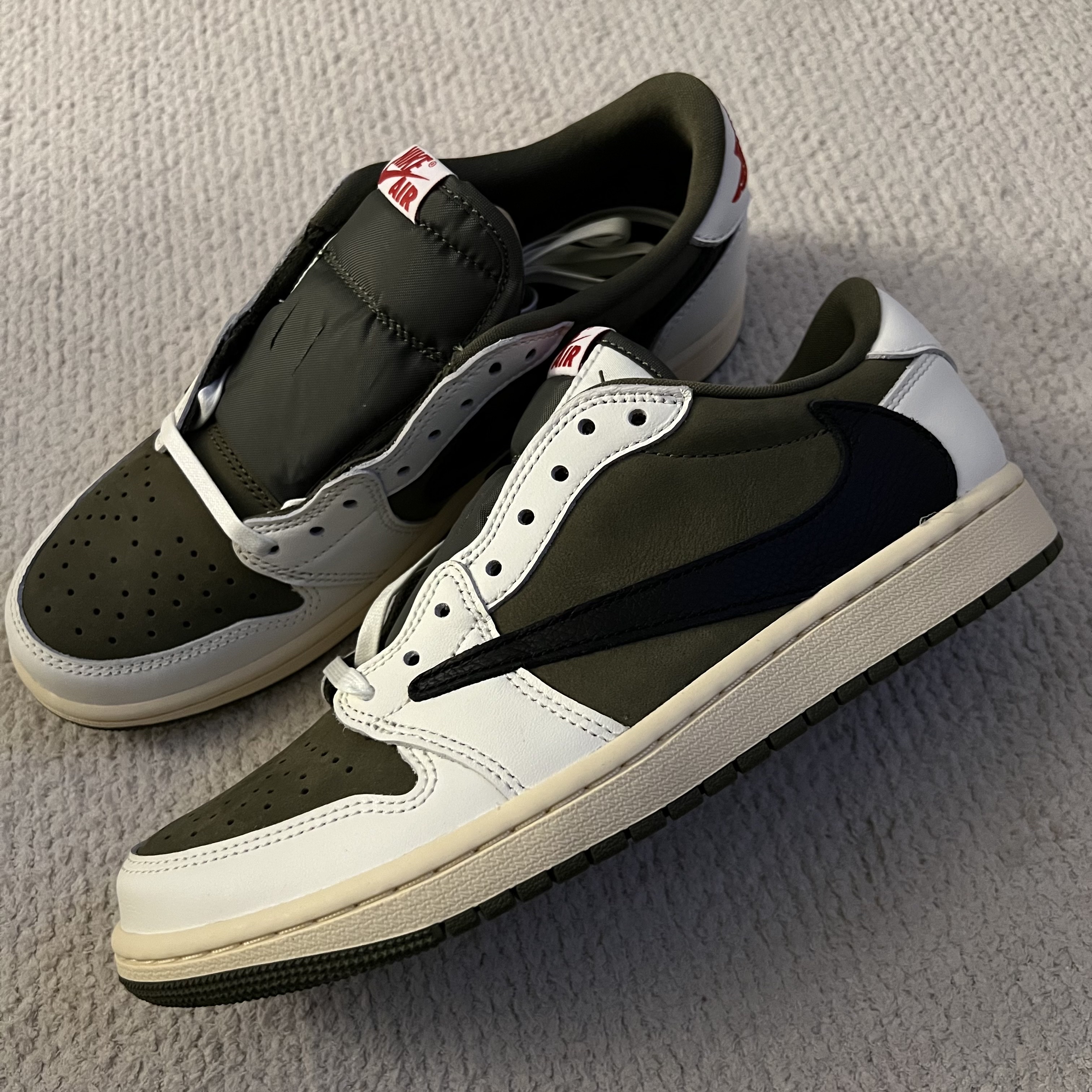 Jordan 1 x Travis Scott Retro Low OG SP Reverse Olive 착용 스타일 - 2