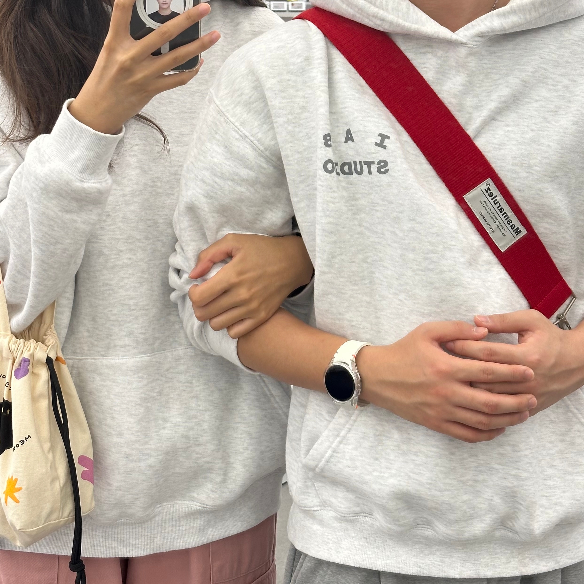 IAB Studio Hoodie Light Gray, Samsung Galaxy Watch7 40mm Bluetooth Cream (Korean Ver.) 착용 스타일