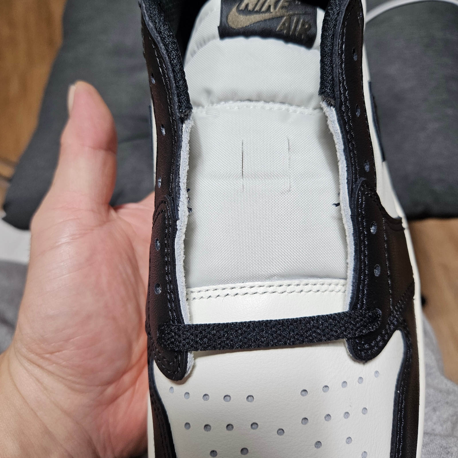 Jordan 1 Retro Low OG Mocha 착용 스타일 - 1
