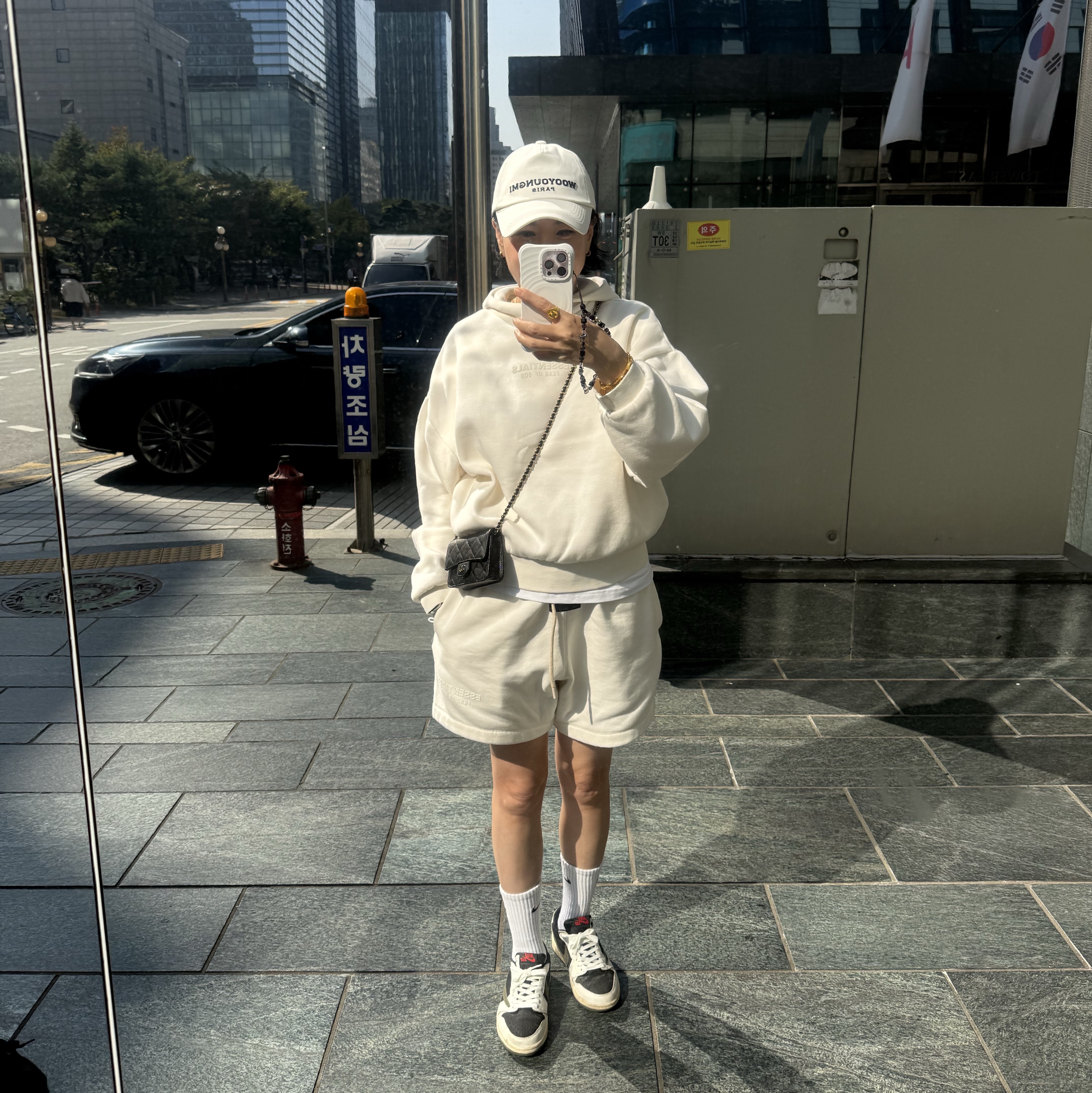 Essentials Hoodie Cloud Dancer - 23FW, Essentials Sweatshort Cloud Dancer - 23FW 착용 스타일