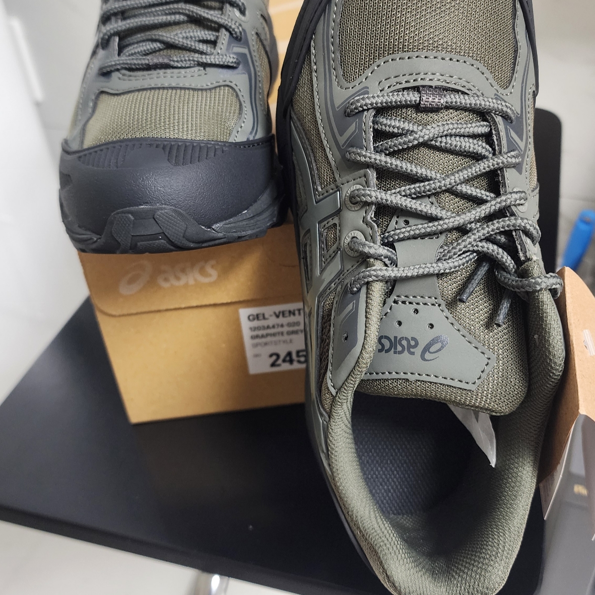 Asics Gel-Venture 6 Shield Graphite Grey Truffle Grey 착용 스타일 - 2