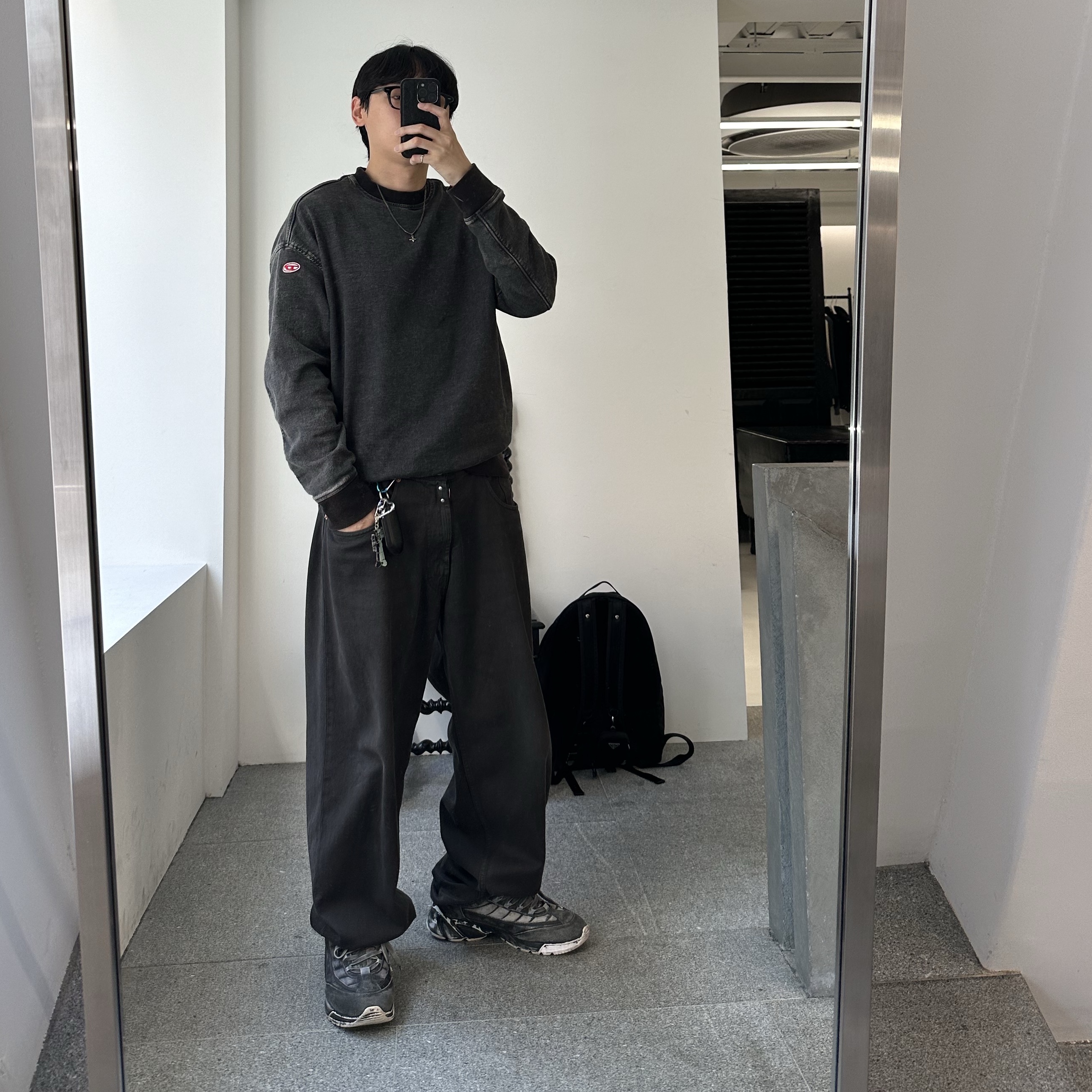 Diesel D-Krib-Ne Vintage-look Track Denim Sweatshirt Medium Blue, MM6 Maison Margiela Destroyed Wide Denim Pants Black 착용 스타일 - 1