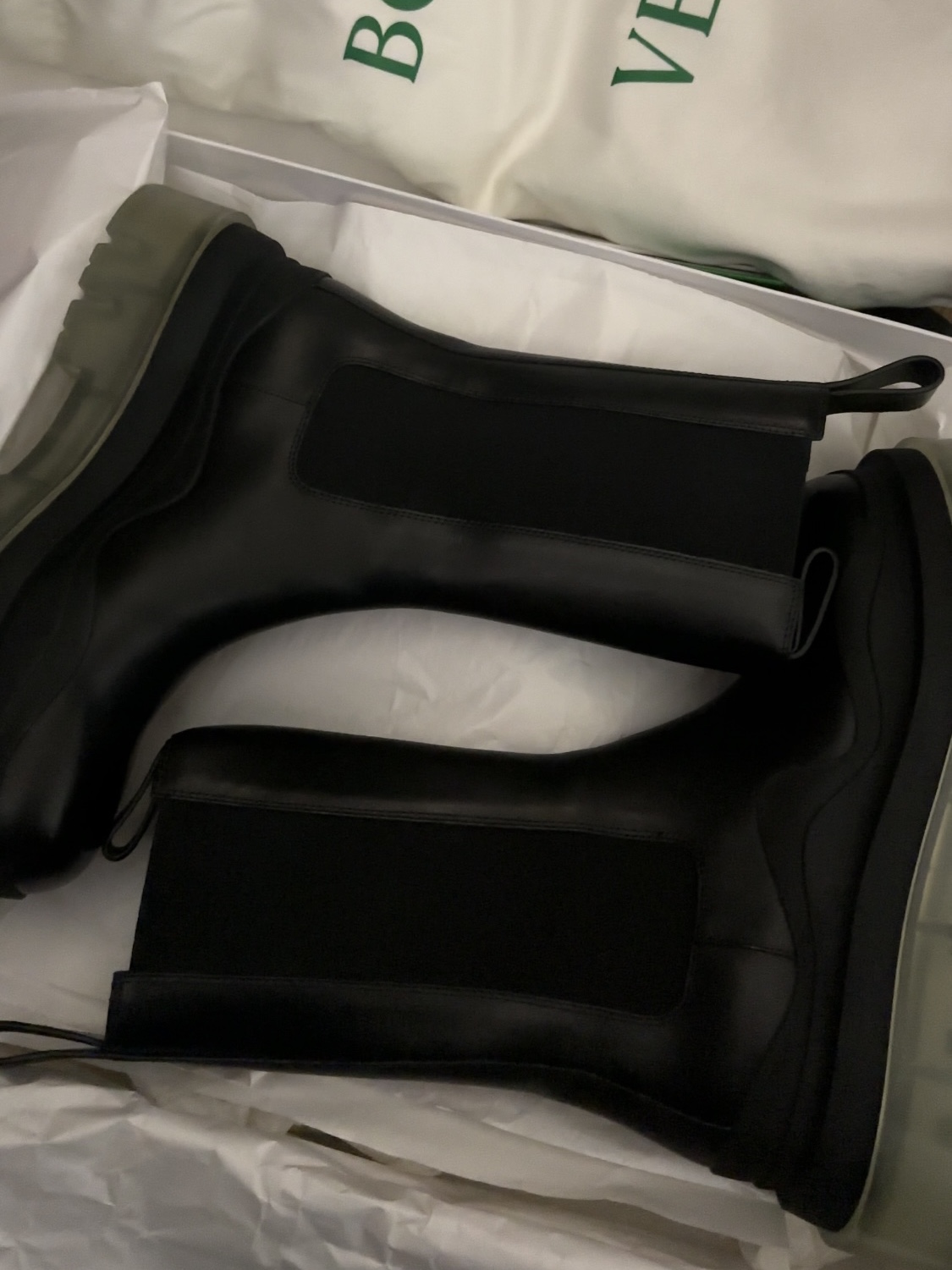 (W) Bottega Veneta Tire Chelsea Boot Black Transparent 착용 스타일