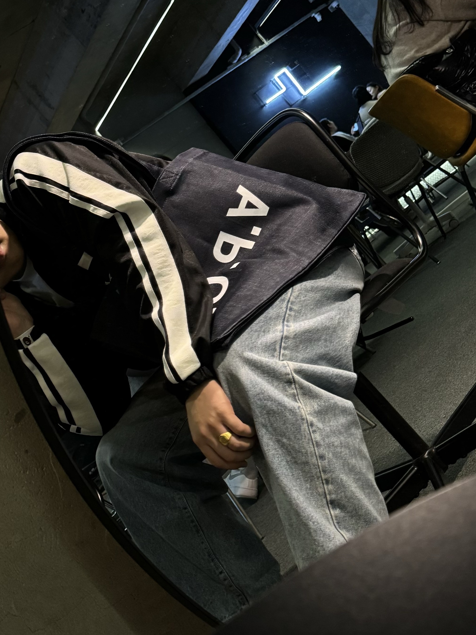 A.P.C. Daniela Shopping Bag Indigo, BAPE Line Camo Jacquard Bathing Ape Logo Relaxed Fit Track Jacket Black 착용 스타일