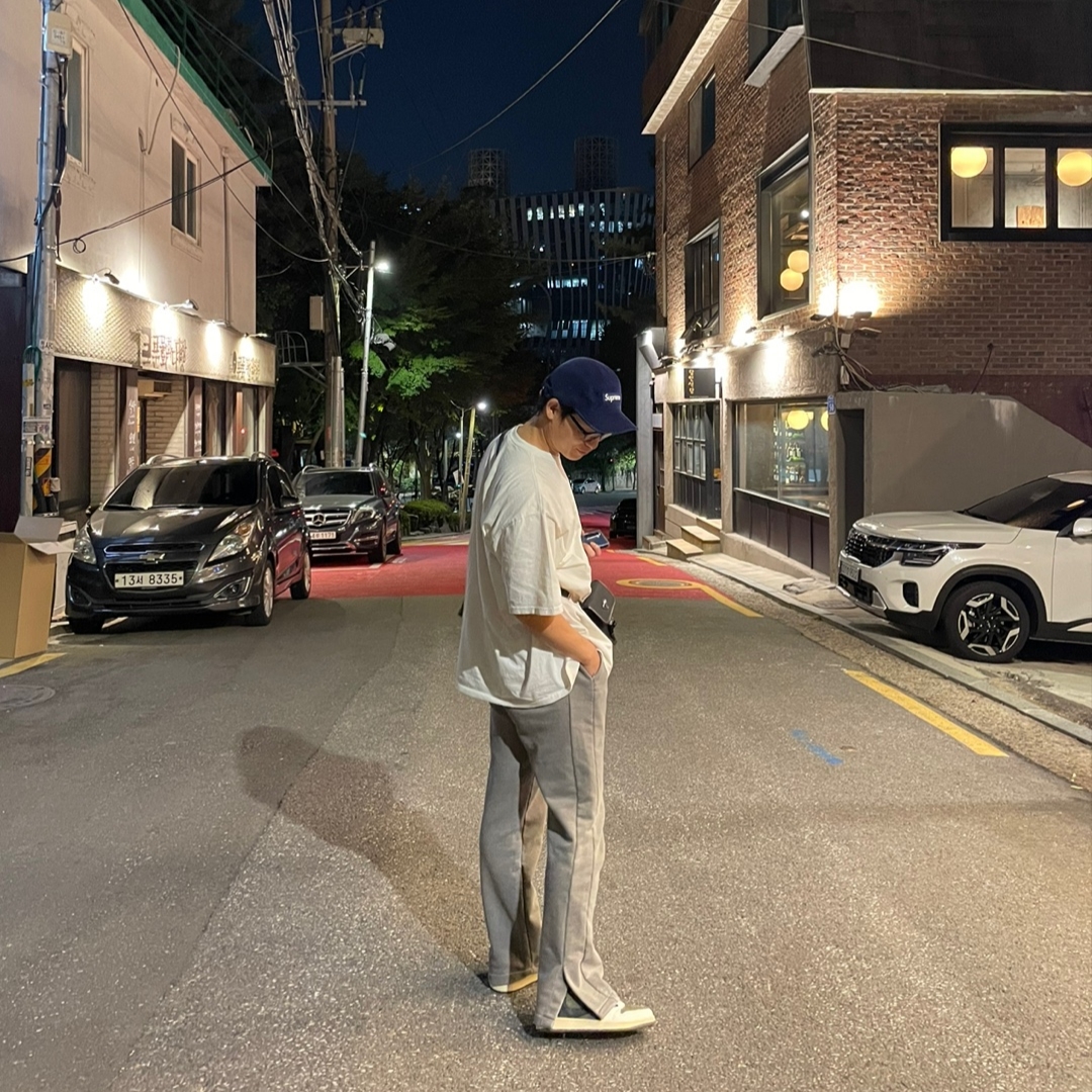 Jordan 1 x Travis Scott Retro Low OG SP Reverse Olive, Prada Re-Nylon and Saffiano Leather Smartphone Case Black 착용 스타일 - 3