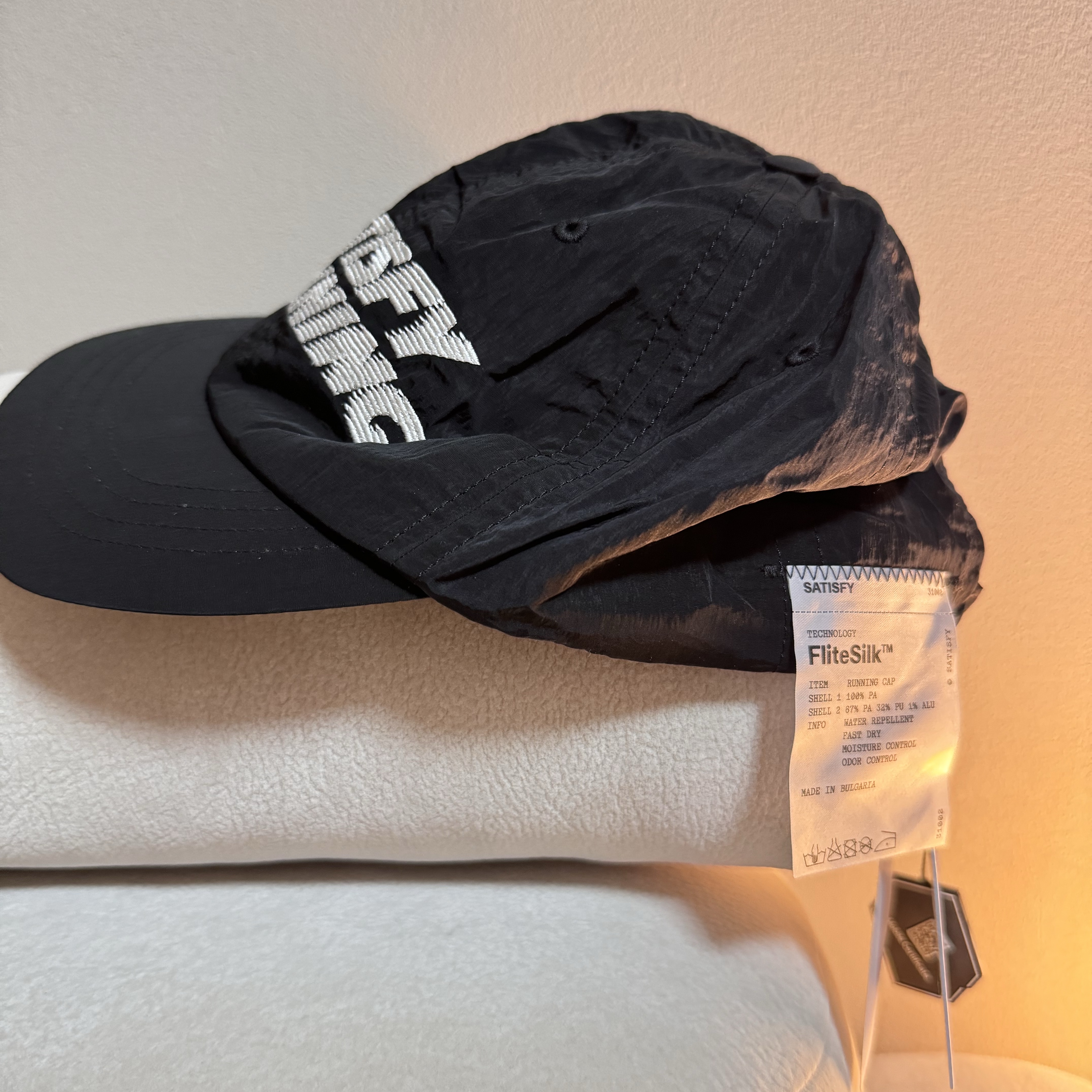 Satisfy Flitesilk Running Cap Black 착용 스타일 - 3