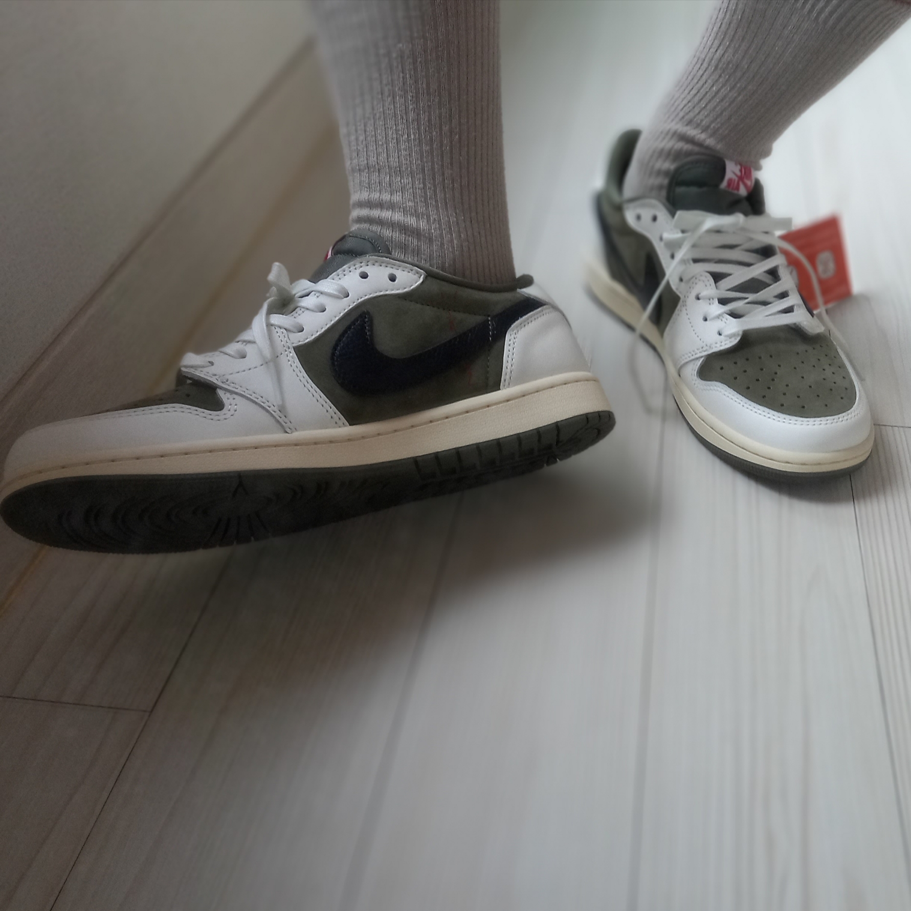 Jordan 1 x Travis Scott Retro Low OG SP Reverse Olive 착용 스타일 - 6