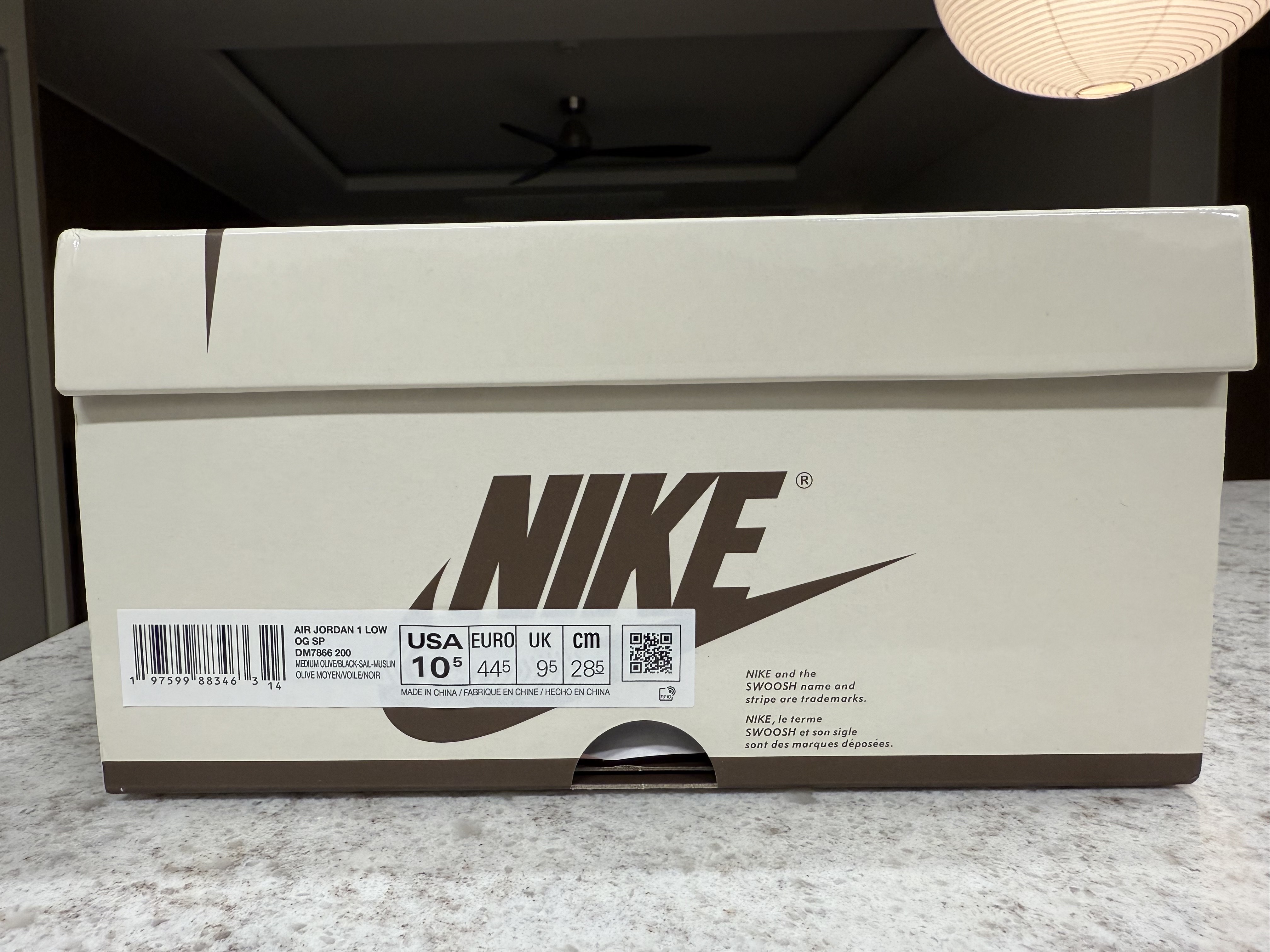Jordan 1 x Travis Scott Retro Low OG SP Reverse Olive, Jordan x Travis Scott Cushioned Crew Socks Black 착용 스타일 - 8