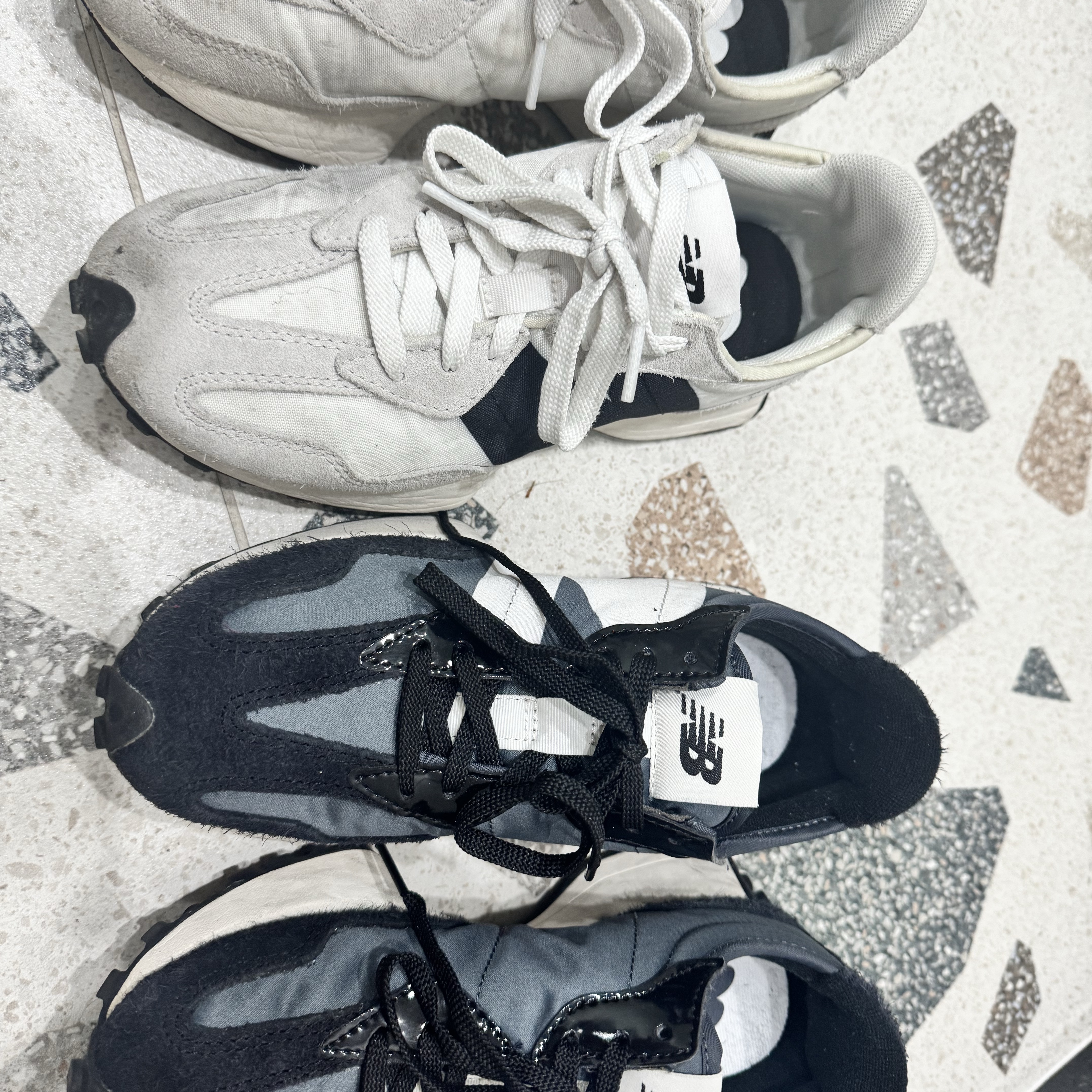(W) New Balance 327 Black Grey 착용 스타일 - 1