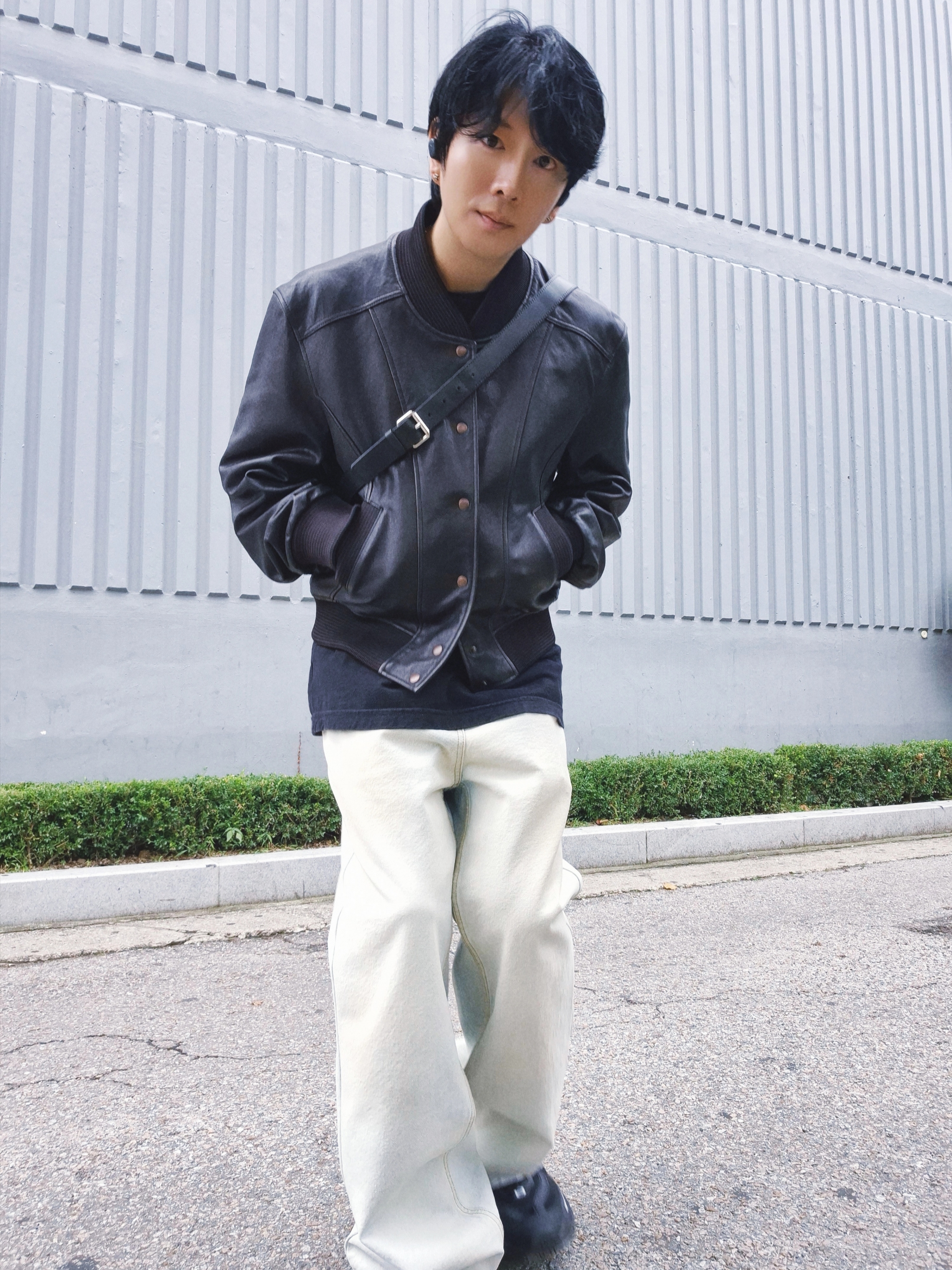 Valentino Leather VLTN Belt Bag Black, Chrome Hearts Scroll Logo T-Shirt Black - Tokyo Exclusive 착용 스타일 - 4