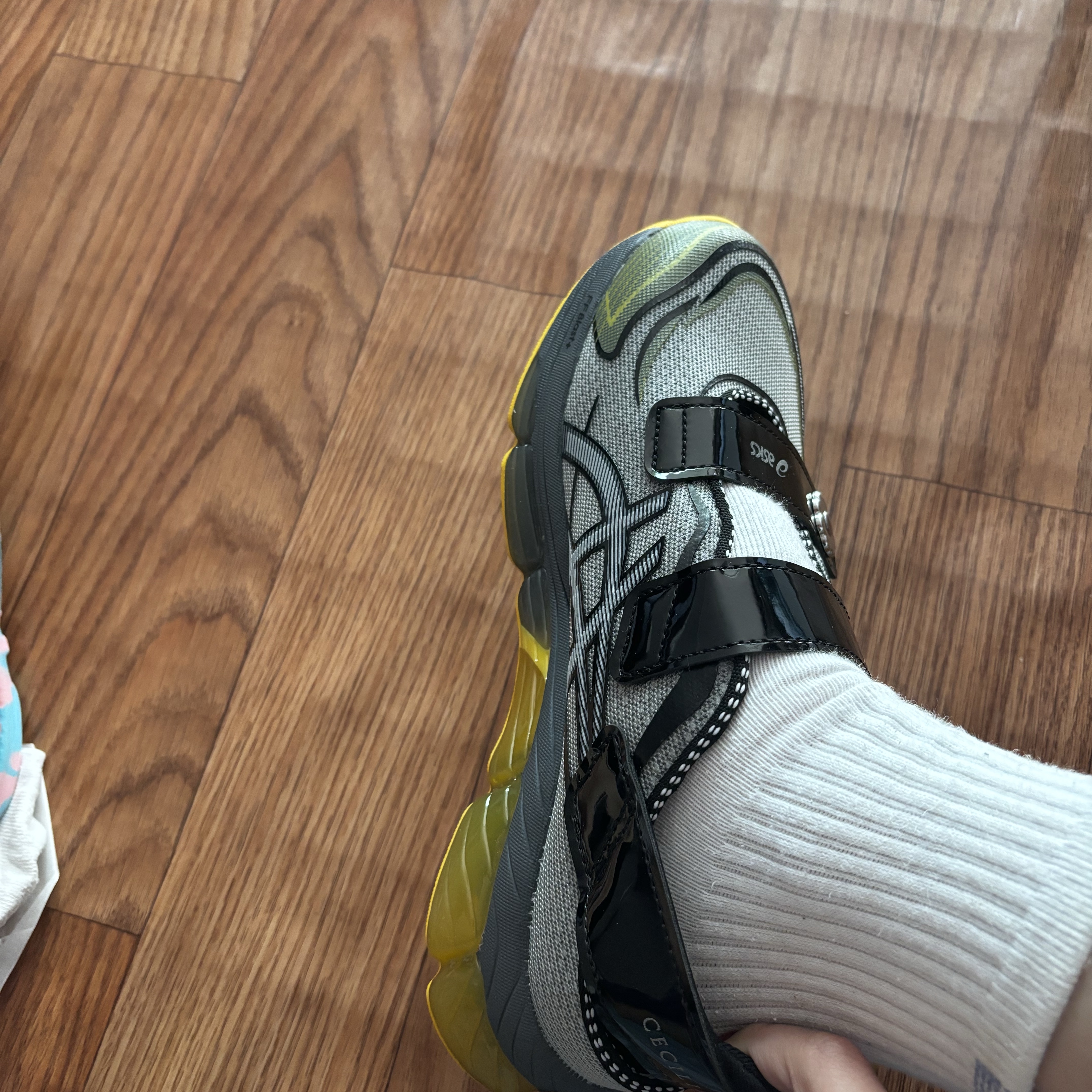 Asics x Cecilie Bahnsen Gel-Quantum 360 VIII Grey Yellow 착용 스타일