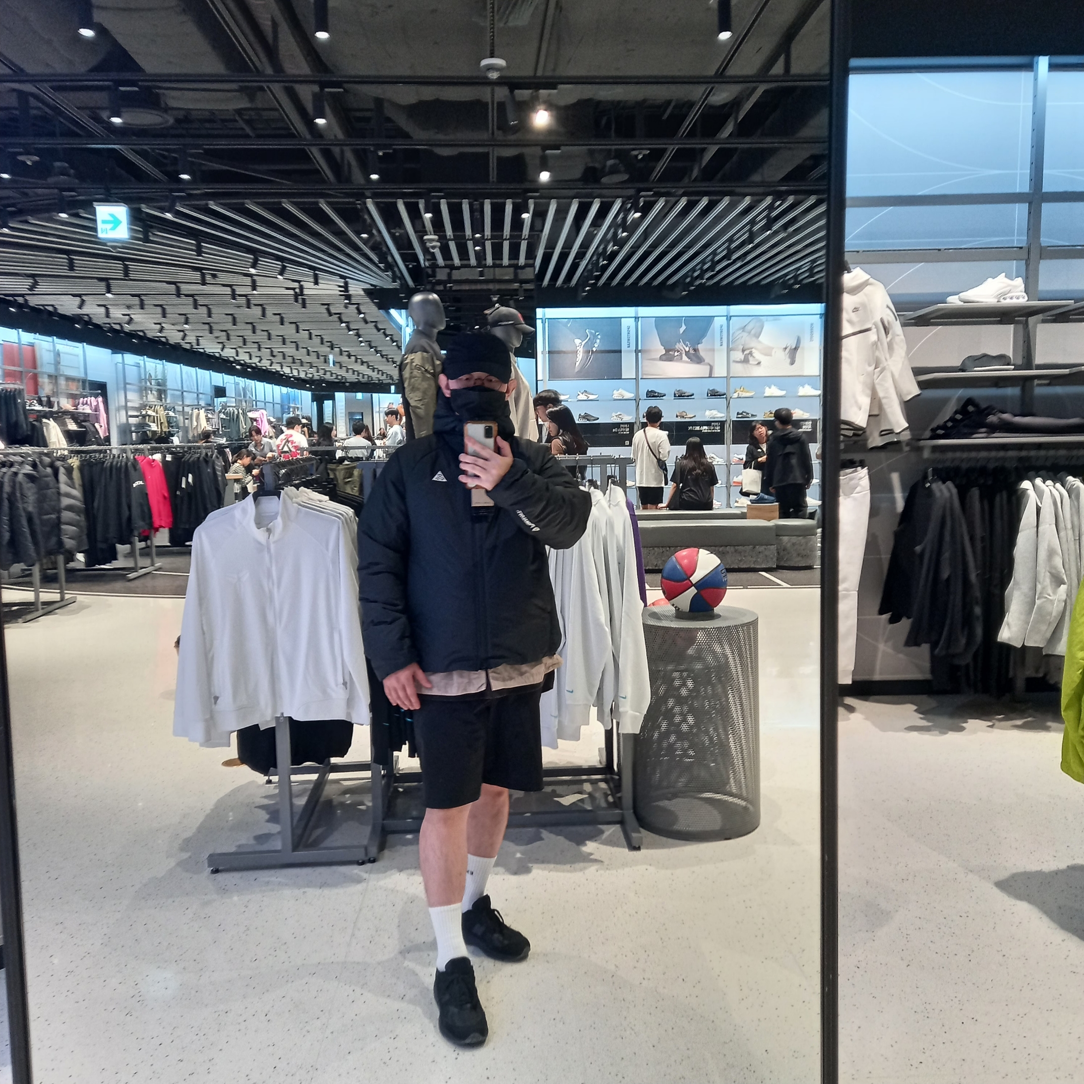 Nike ACG Rope De Dope Primaloft Therma-Fit Jacket Black Summit White - Asia, New Balance x Stone Island 991v2 Made in UK Black 착용 스타일 - 3