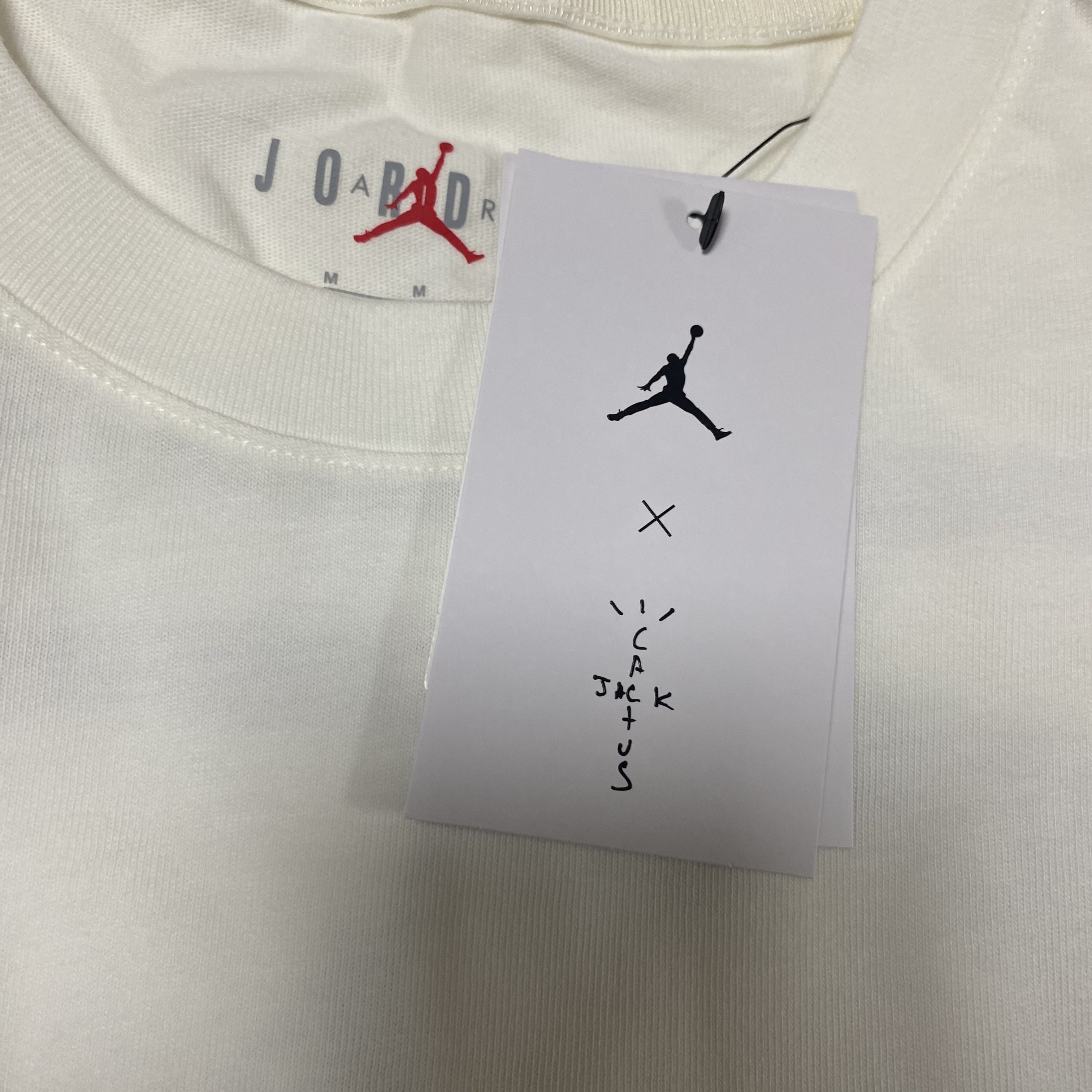 Jordan x Travis Scott T-Shirt Sail (DZ5514-133), Jordan x Travis Scott Cushioned Crew Socks Black 착용 스타일 - 1