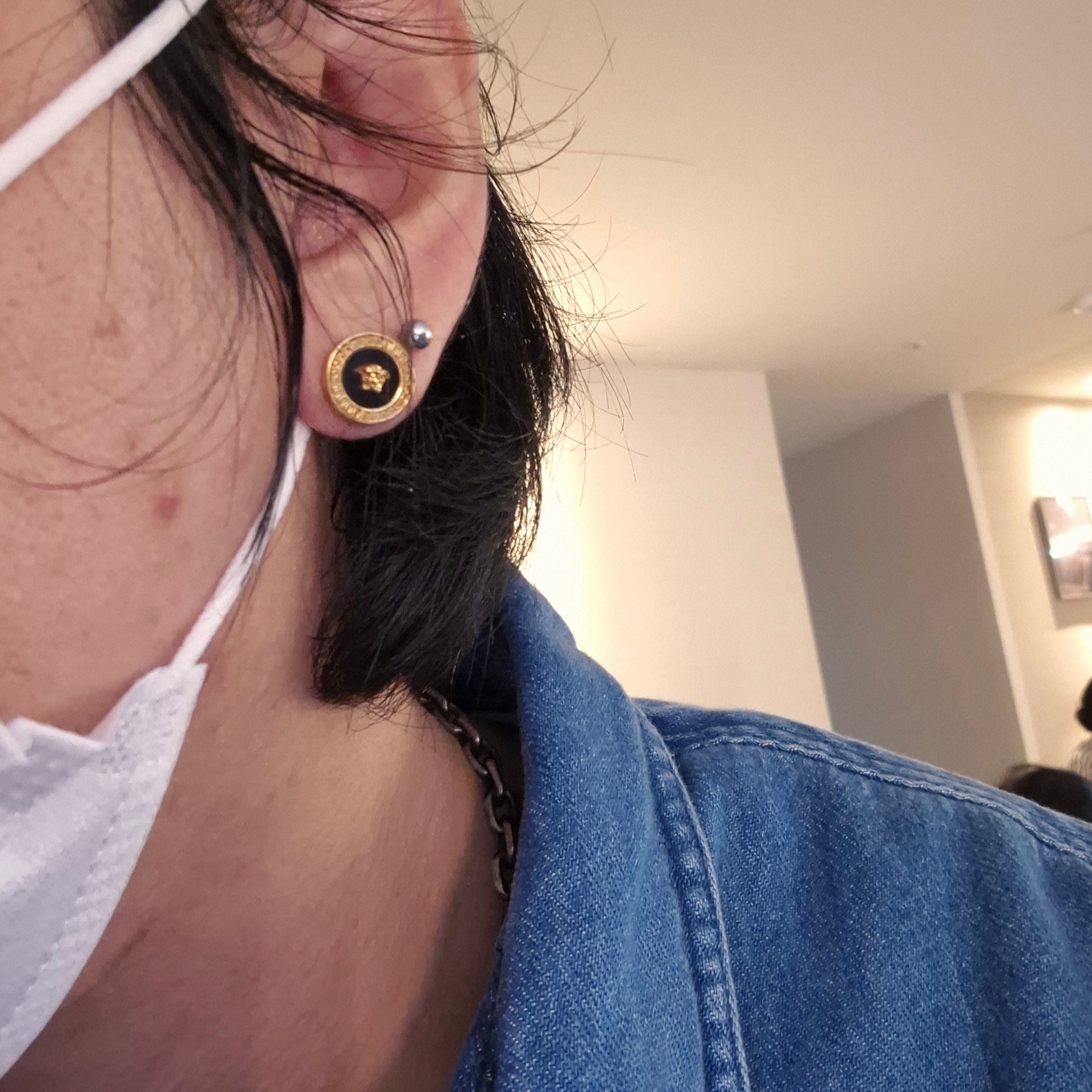 Versace Enamel Medusa Stud Earrings Black Gold 착용 스타일