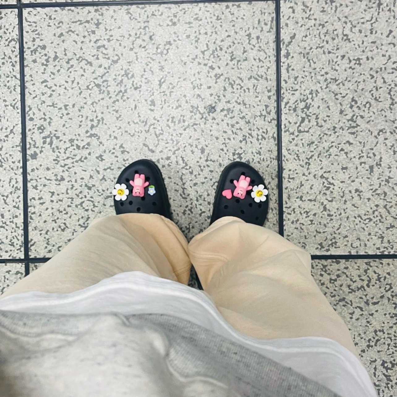 Crocs Classic Hiker Clog Black 착용 스타일 - 2