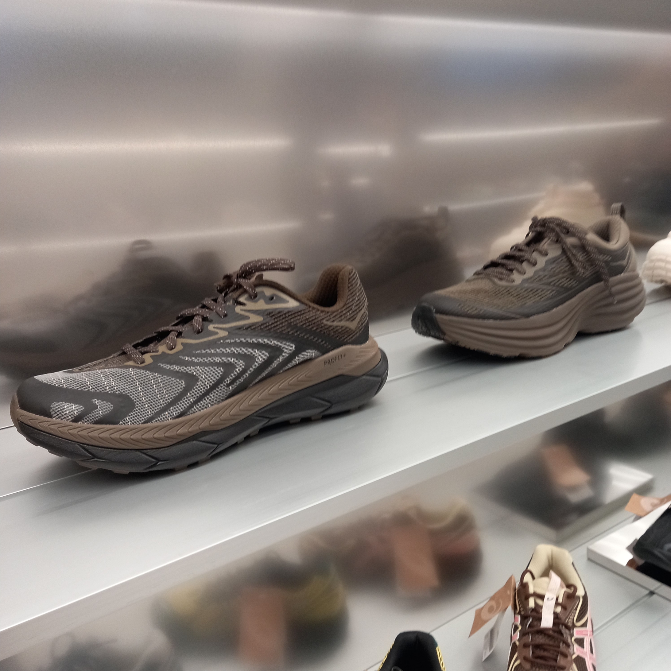 Celine Baseball Cap in Union Wash Trail Wash, Hoka Bondi 8 TS Caged Deep Umber 착용 스타일 - 5