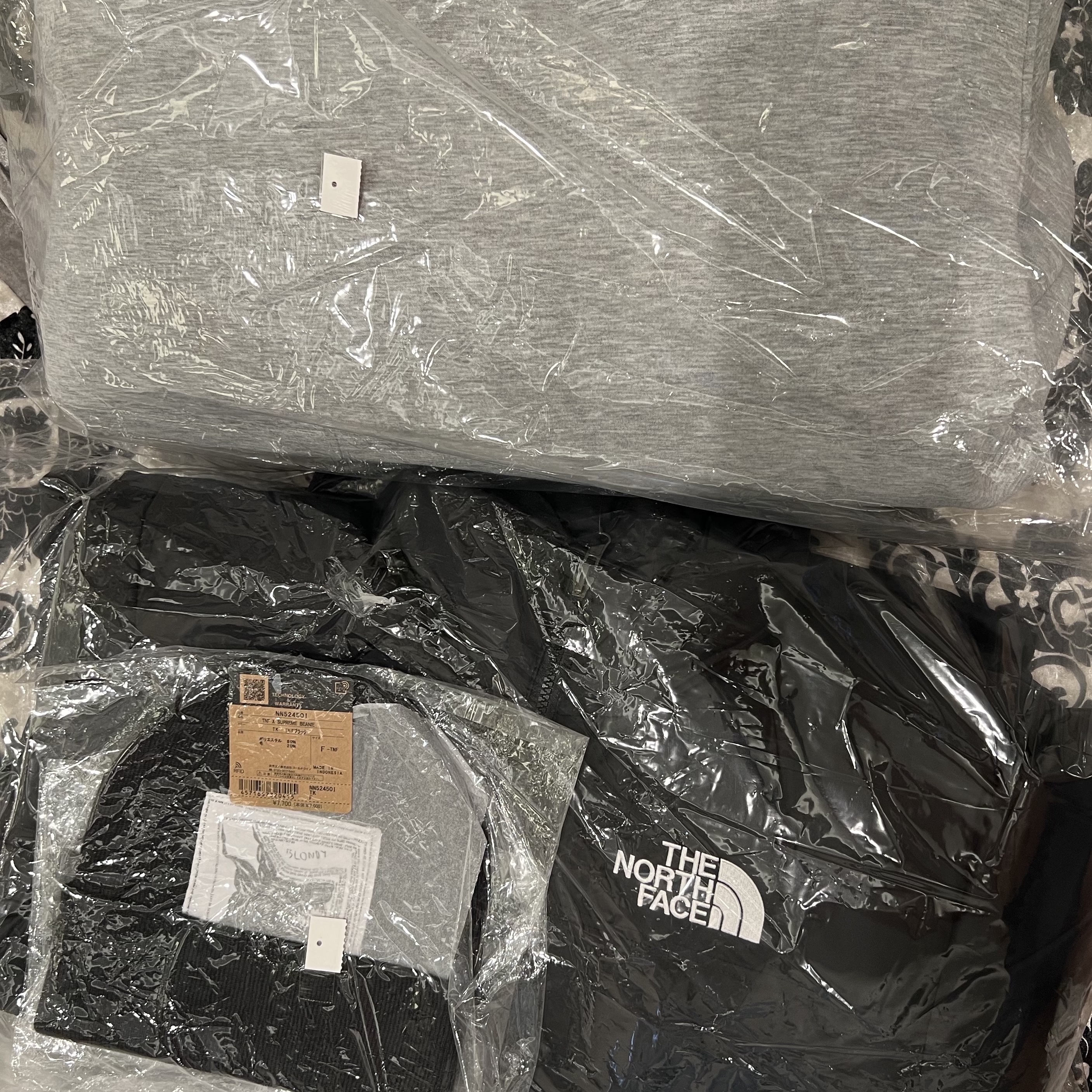 Supreme x The North Face Nuptse Jacket Black - 24FW, Supreme x The North Face Beanie Black - 24FW 착용 스타일 - 3