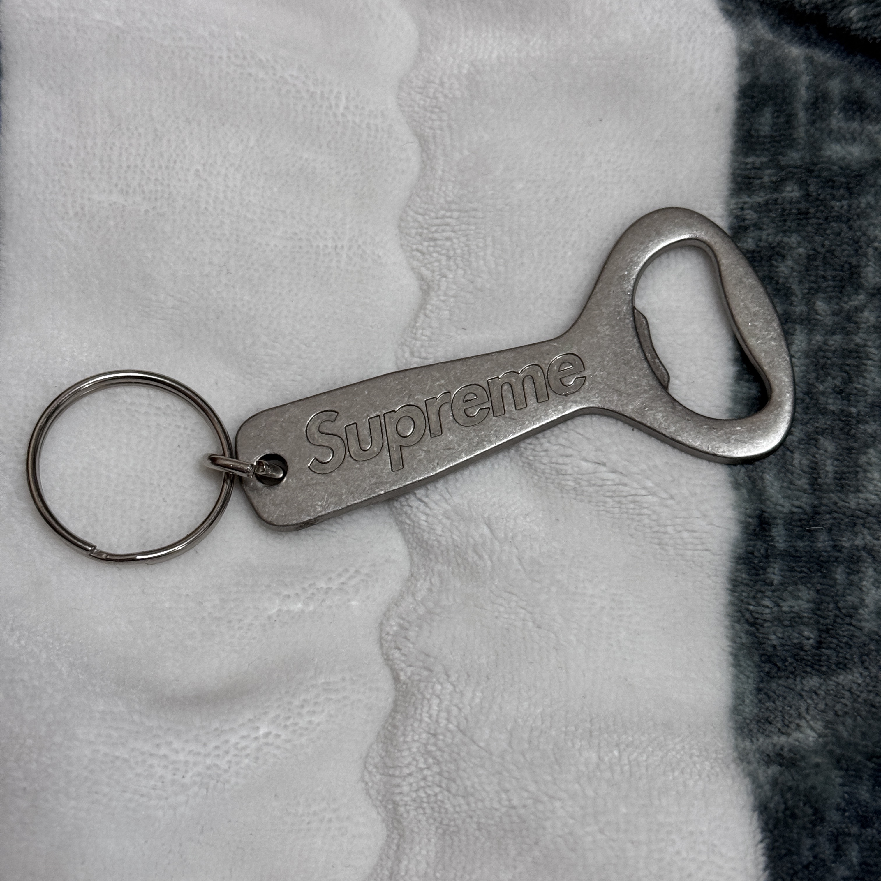 Supreme Bottle Opener Keychain Silver - 24FW 착용 스타일