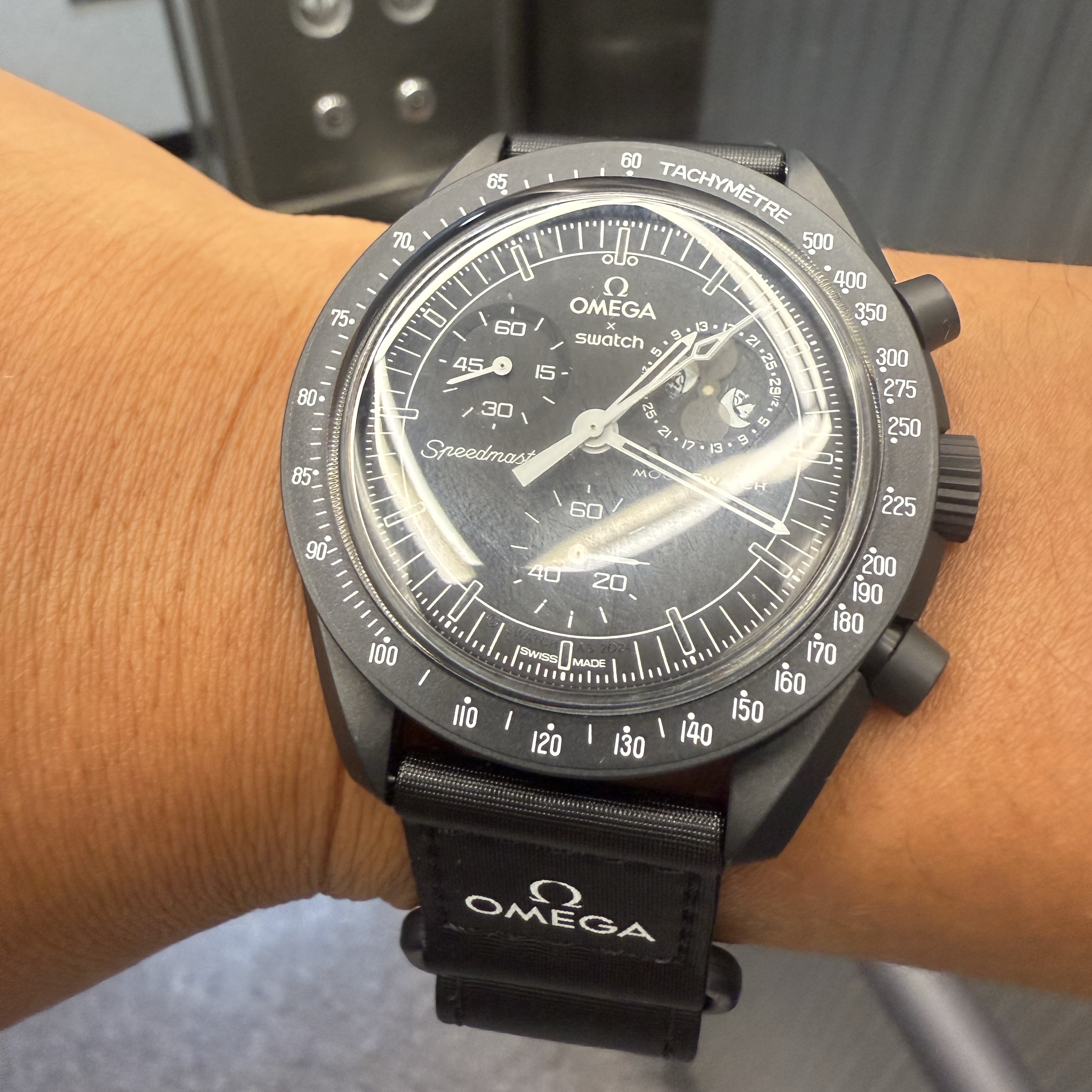 Swatch x Omega x Snoopy Bioceramic Moonswatch Mission To The Moonphase New Moon, Omega Speedmaster Moonwatch Professional Co Axial Master Chronometer Chronograph Steel Black (Transparent Caseback Ver.) 착용 스타일 - 2