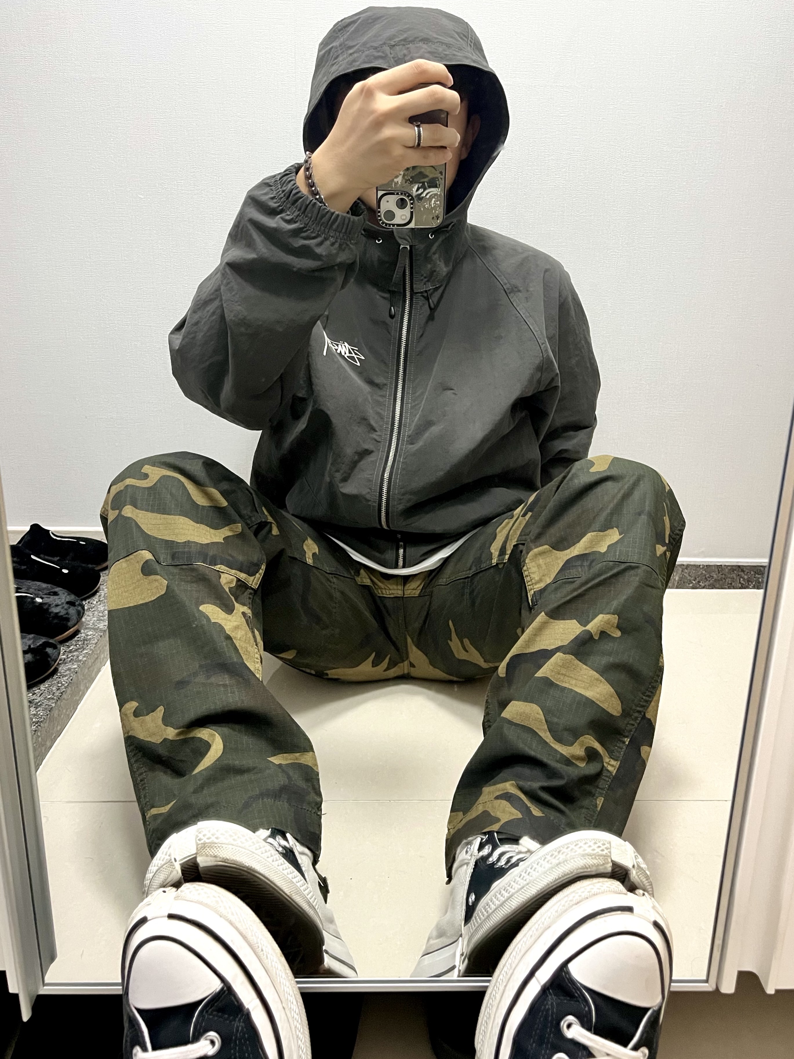 Stussy Wave Dye Beach Shell Jacket Black, Converse x Feng Chen Wang Chuck 70 2-in-1 Natural Ivory Black 착용 스타일