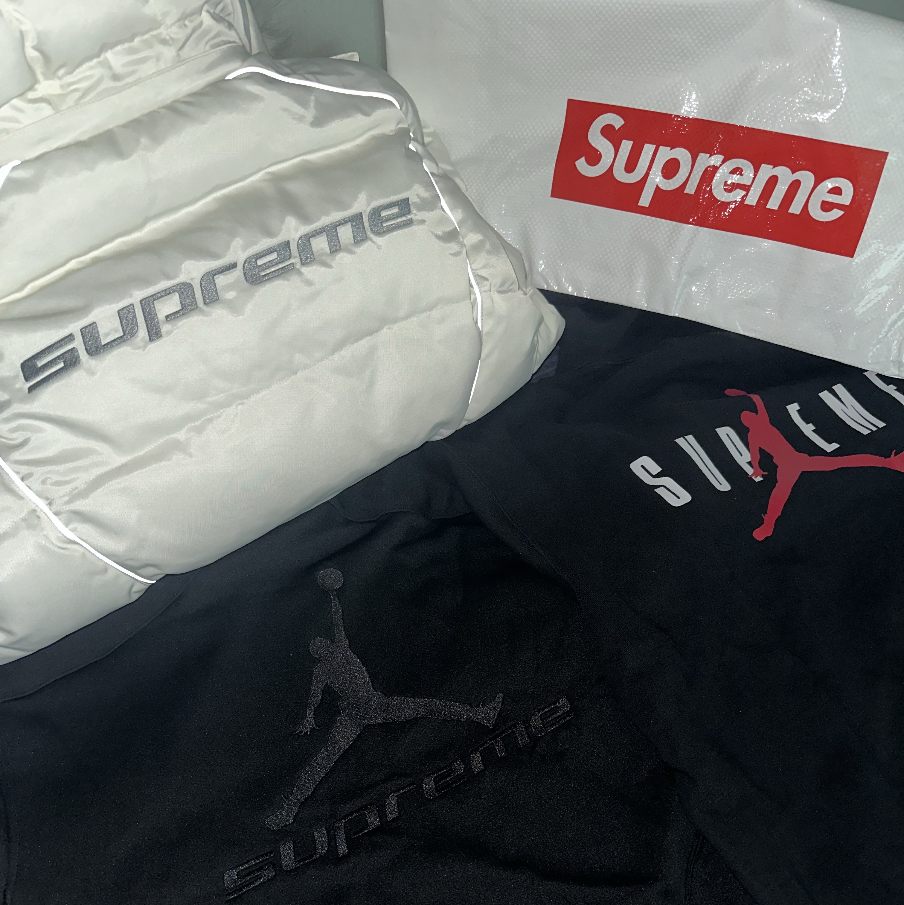 Supreme x Jordan Hooded Sweatshirt Black - 24FW, Supreme x Jordan Puffer Jacket White - 24FW 착용 스타일
