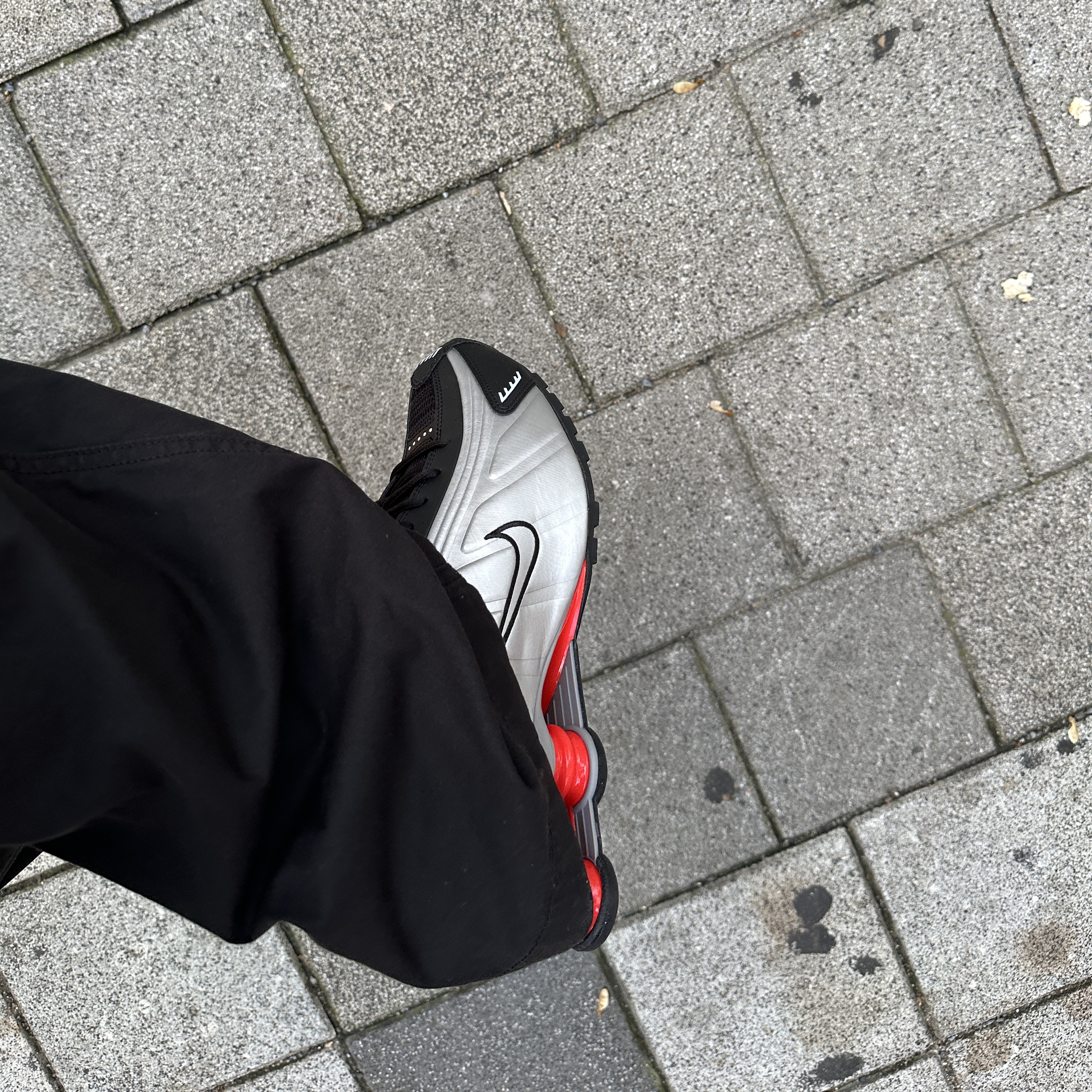 Nike Shox R4 Black and Metallic Silver 착용 스타일 - 2