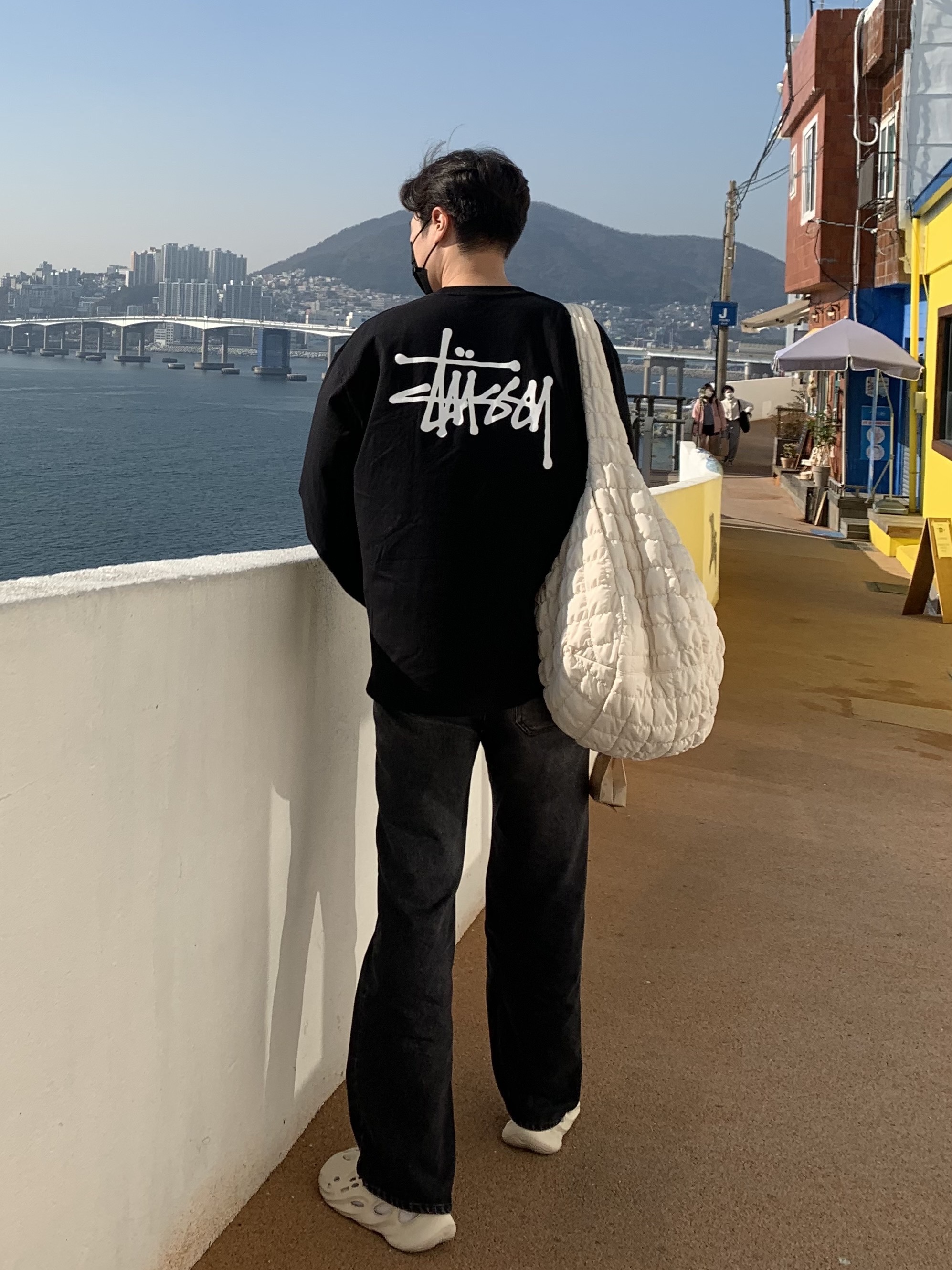 Stussy Basic Stussy LS T-Shirt Black, COS Quilted Oversized Shoulder Bag Beige 착용 스타일 - 1