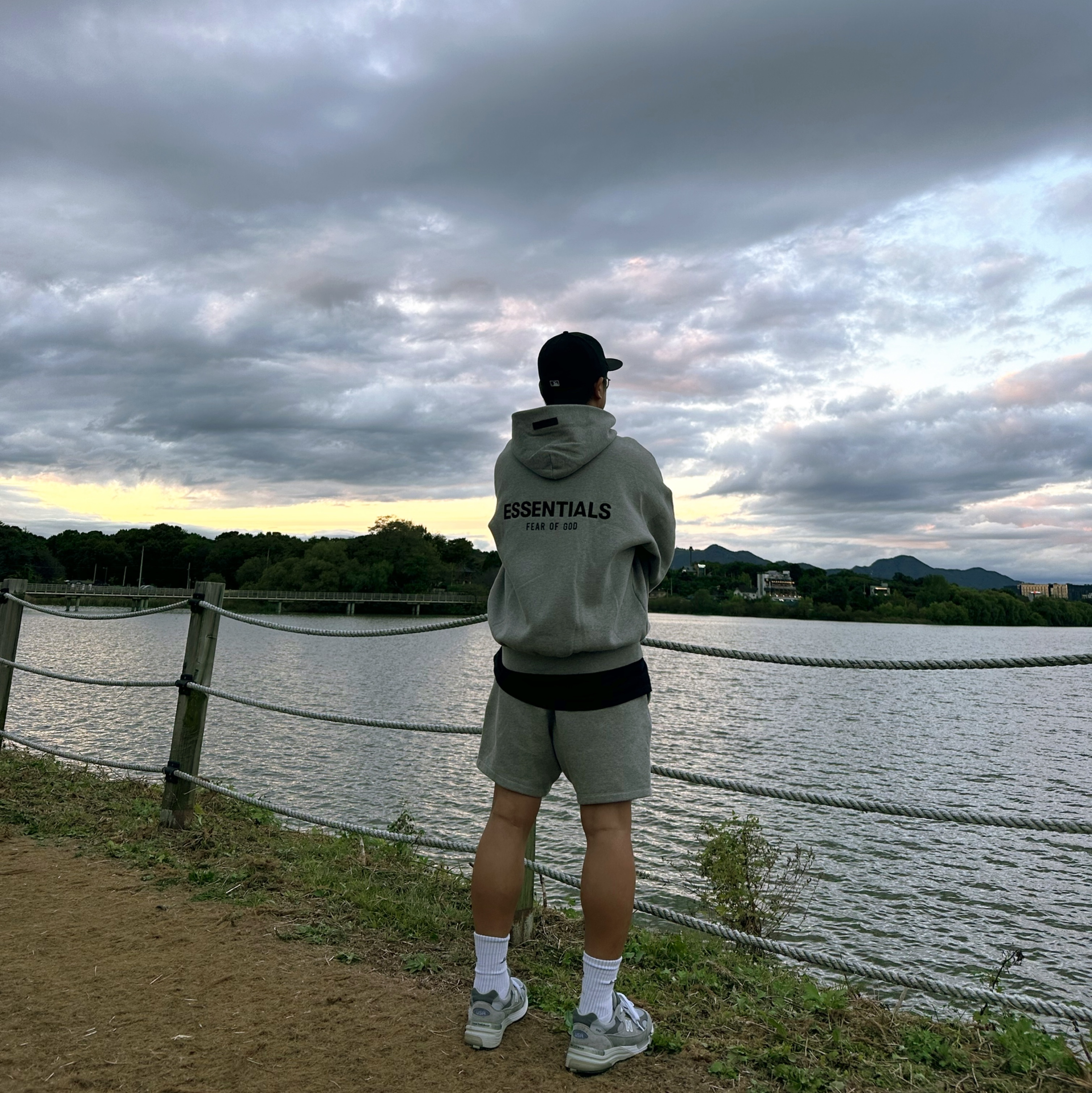 Essentials The Core Collection Hoodie Dark Oatmeal, Essentials The Core Collection Sweatshorts Dark Oatmeal 착용 스타일