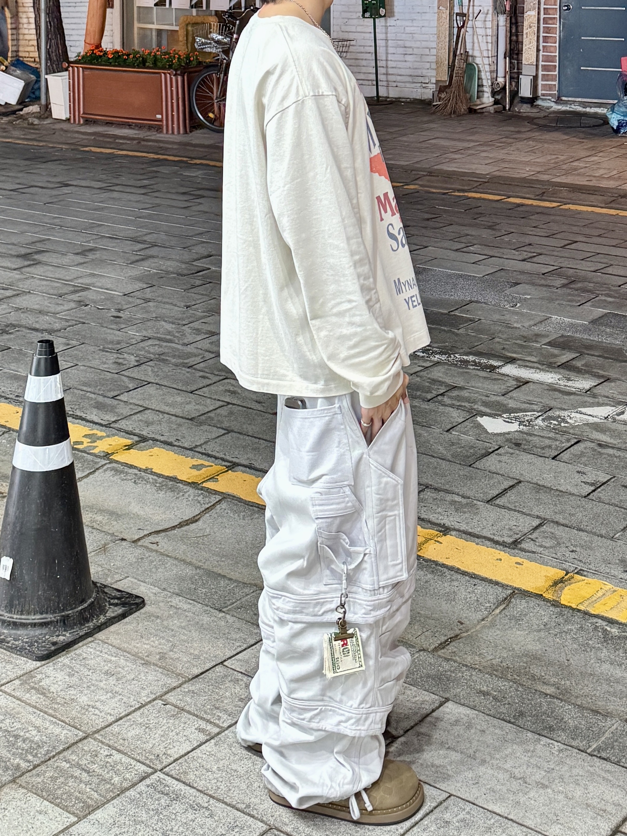 Farfromwhat Far Layered Work Pants White, Kinchi x Yiyae Bone Mule Camel 착용 스타일 - 4