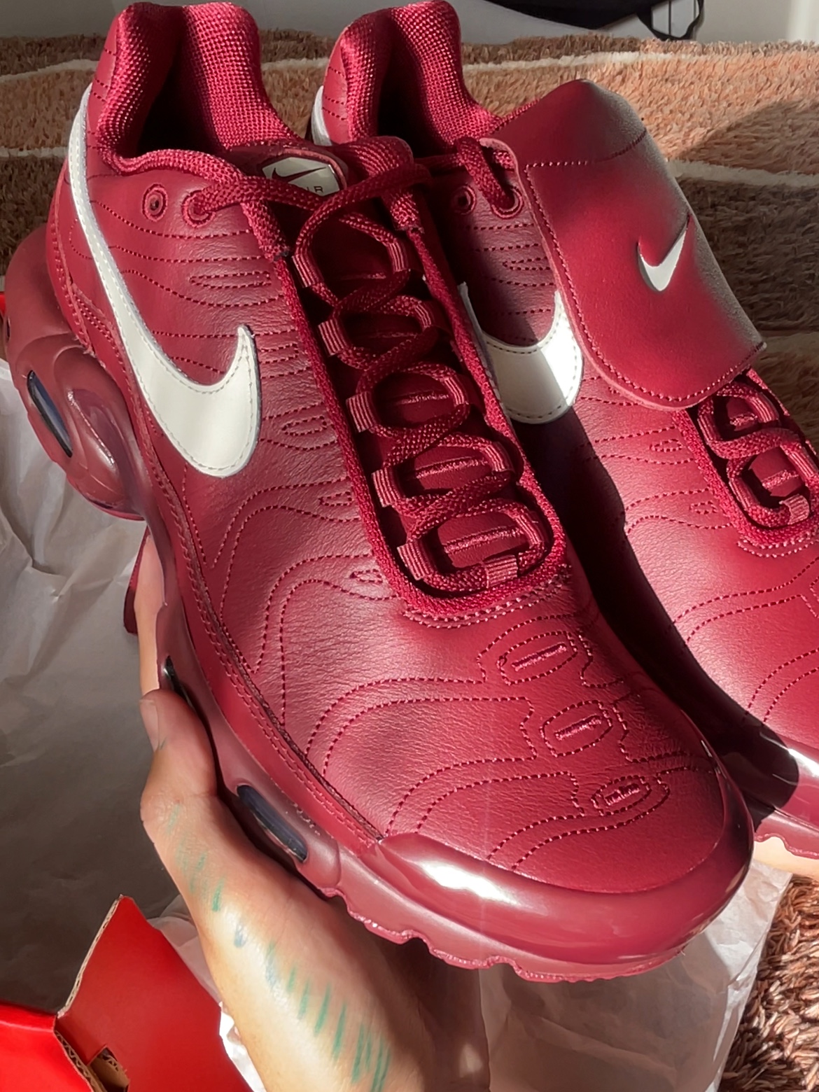 Nike Air Max Plus TNPO Team Red and Sail, Stussy S Talk Pigment Dyed T-Shirt Natural 착용 스타일 - 2